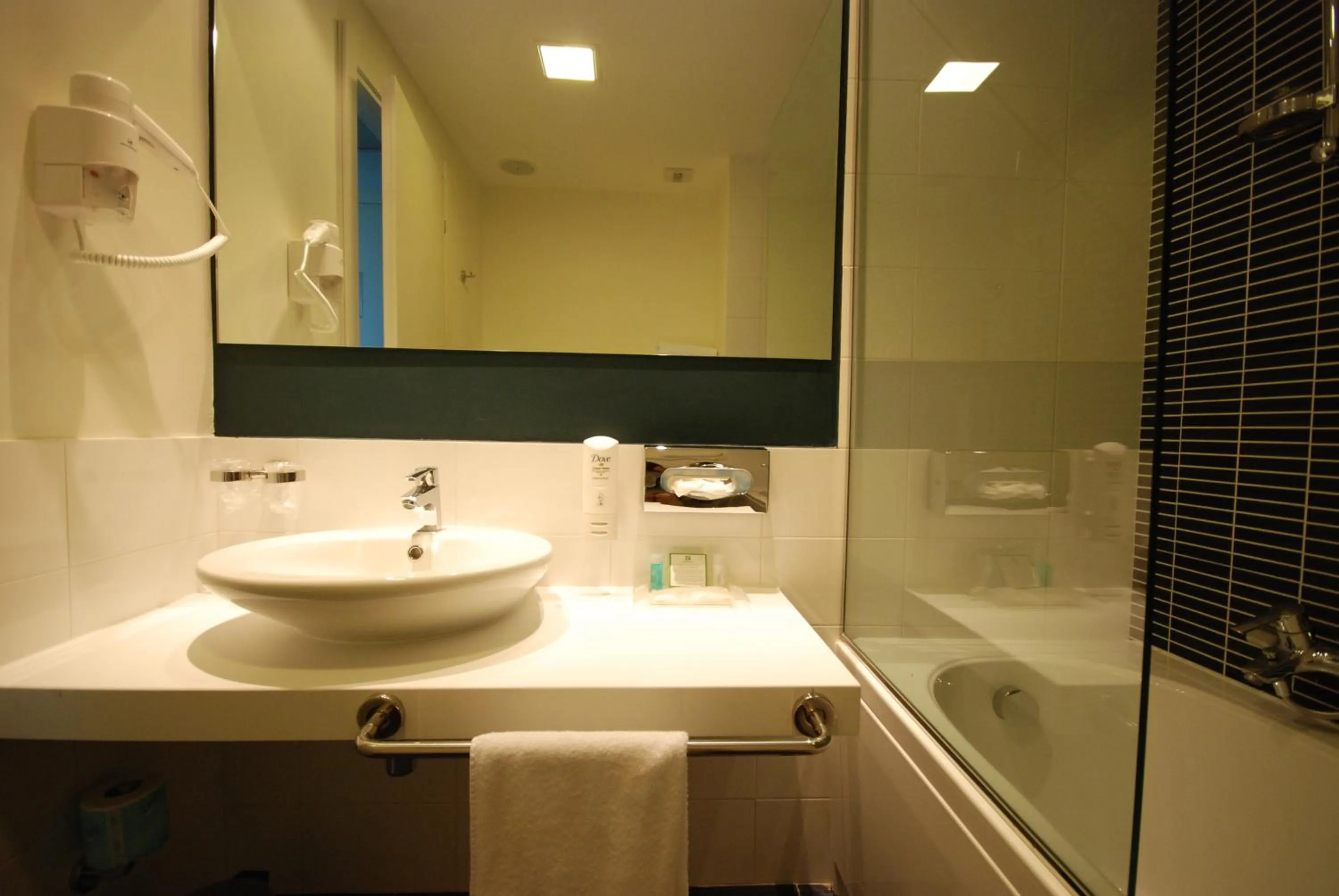 Bathroom in Holiday Inn Milan Nord Zara by IHG