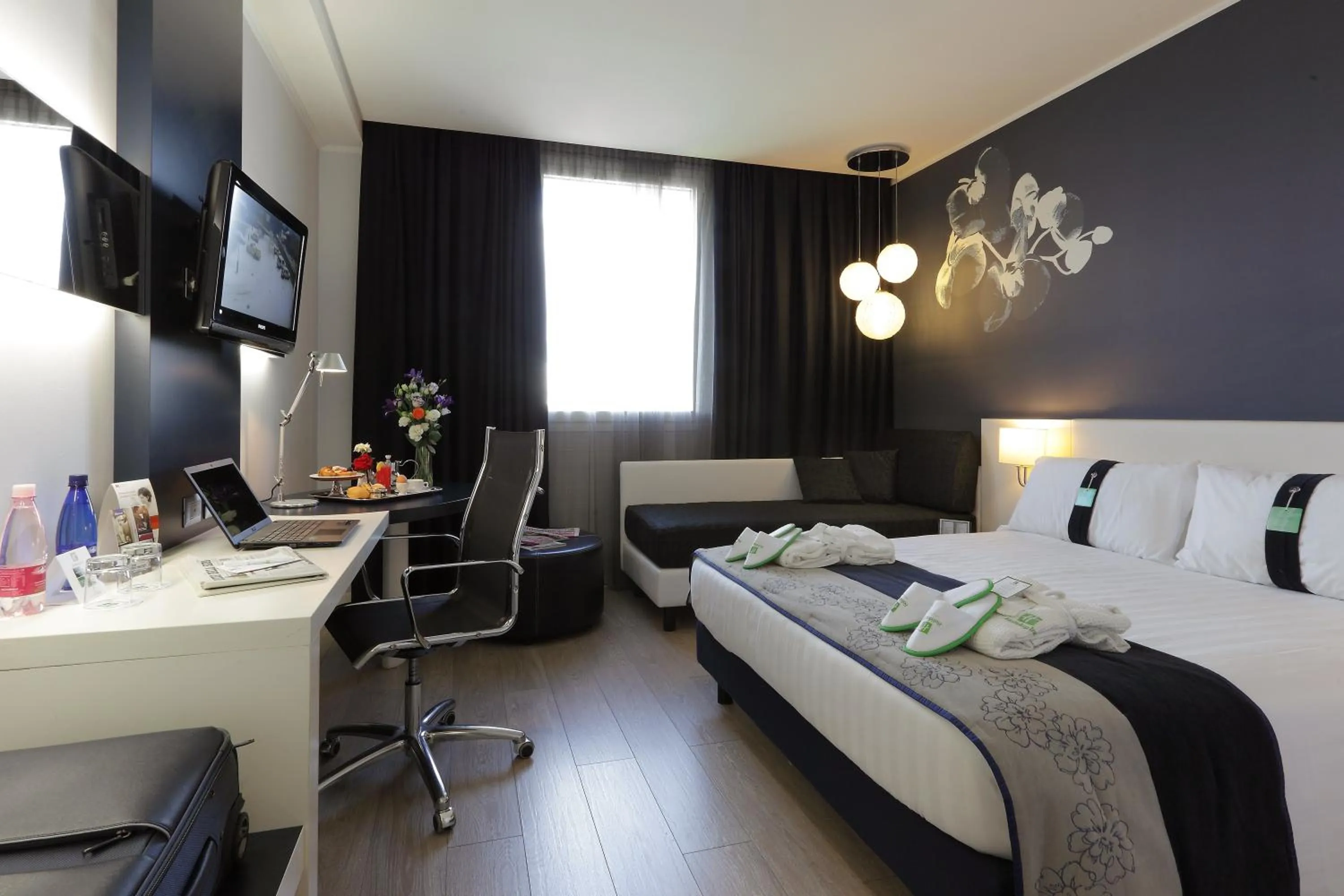 Photo of the whole room, Bed in Holiday Inn Milan Nord Zara by IHG