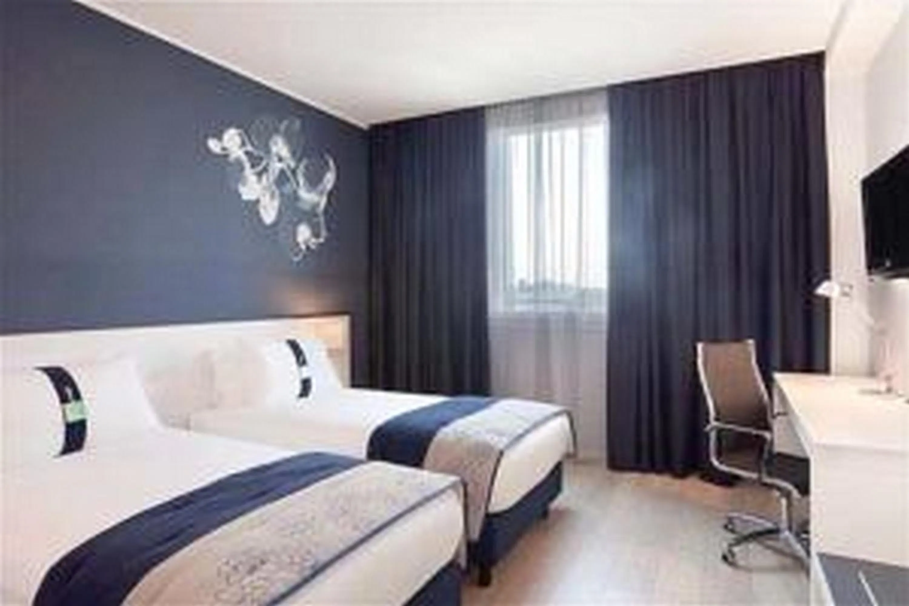 Photo of the whole room, Bed in Holiday Inn Milan Nord Zara by IHG