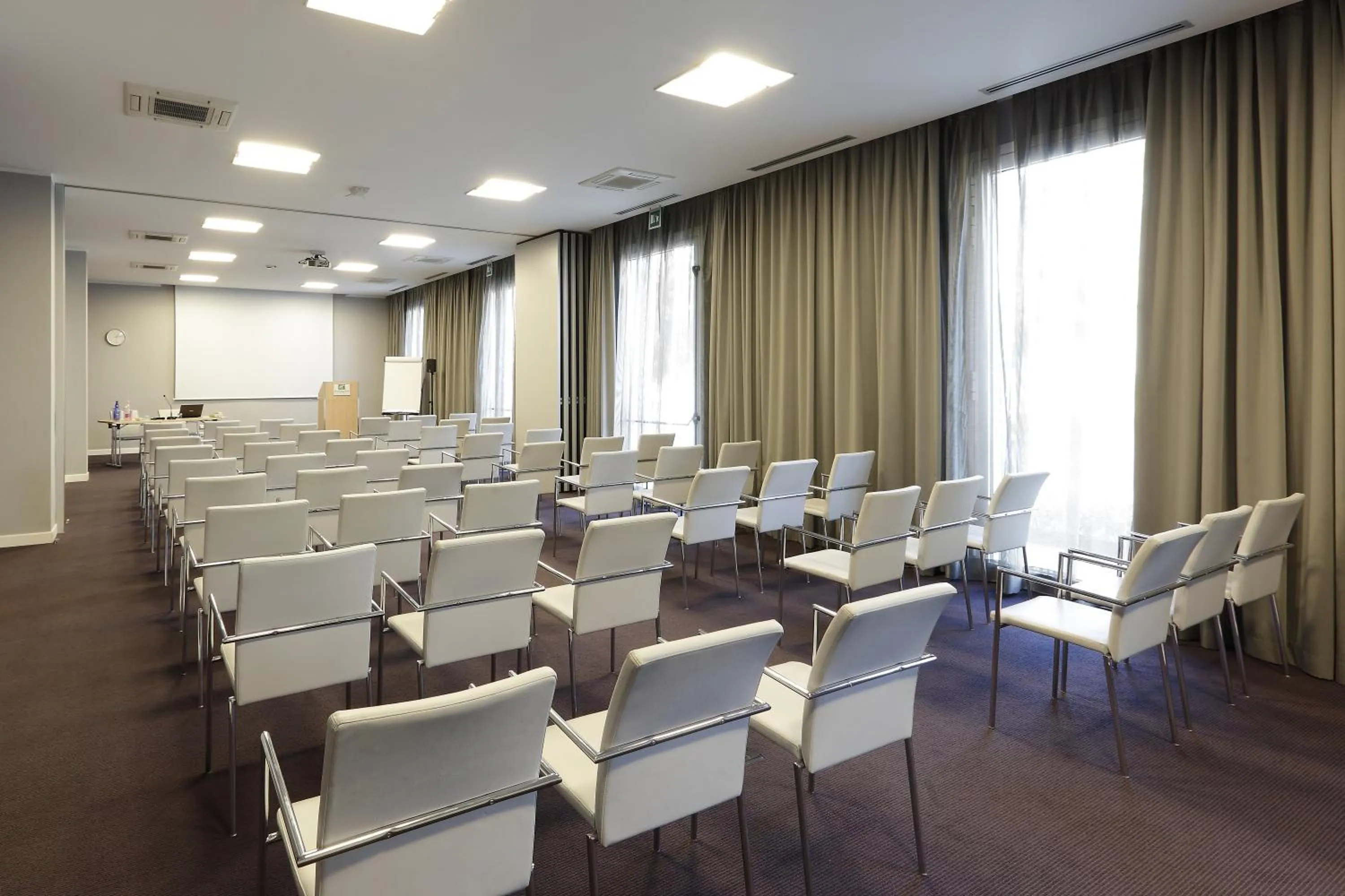 Meeting/conference room in Holiday Inn Milan Nord Zara by IHG