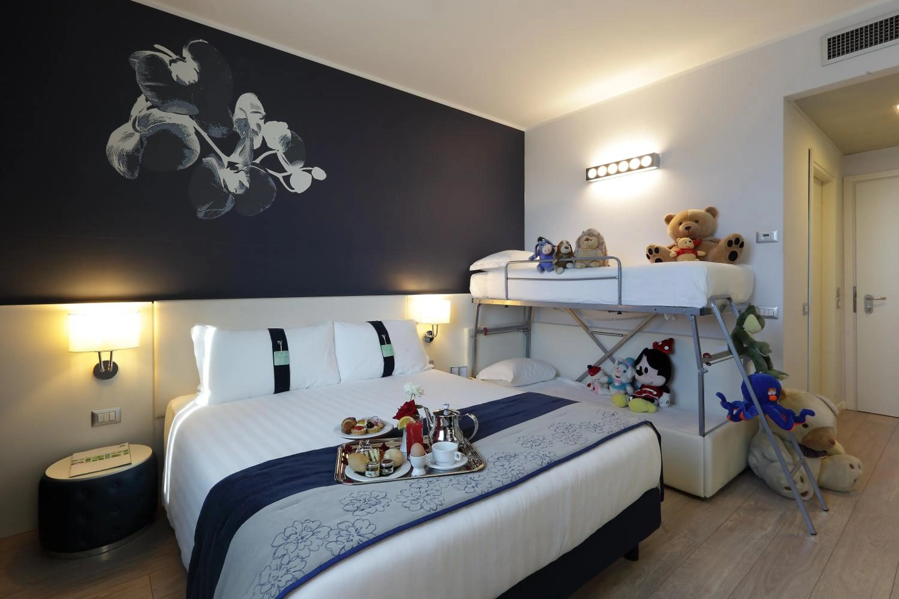 Photo of the whole room, Bed in Holiday Inn Milan Nord Zara by IHG