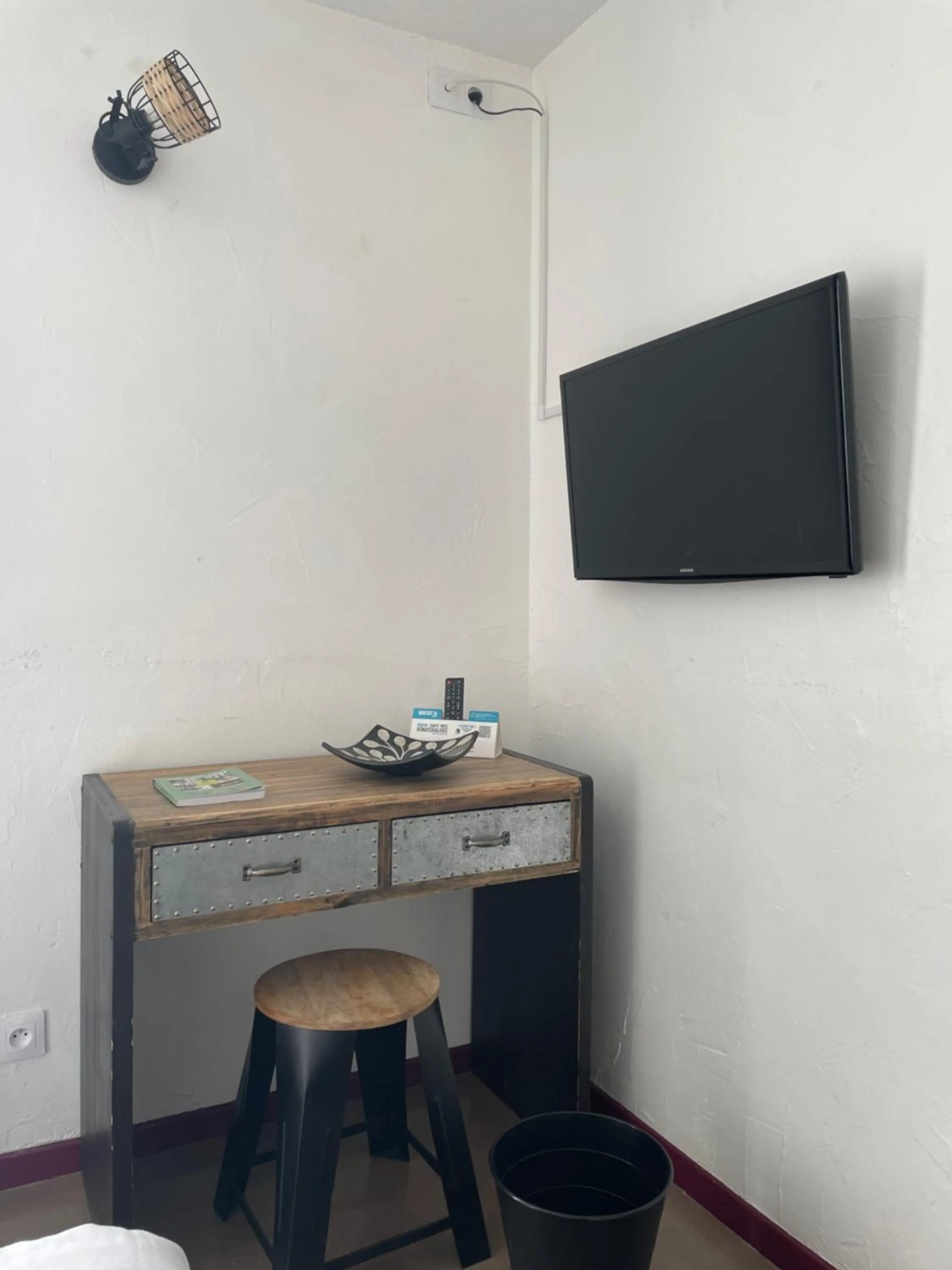 TV and multimedia in Logis Hotel De La Clape