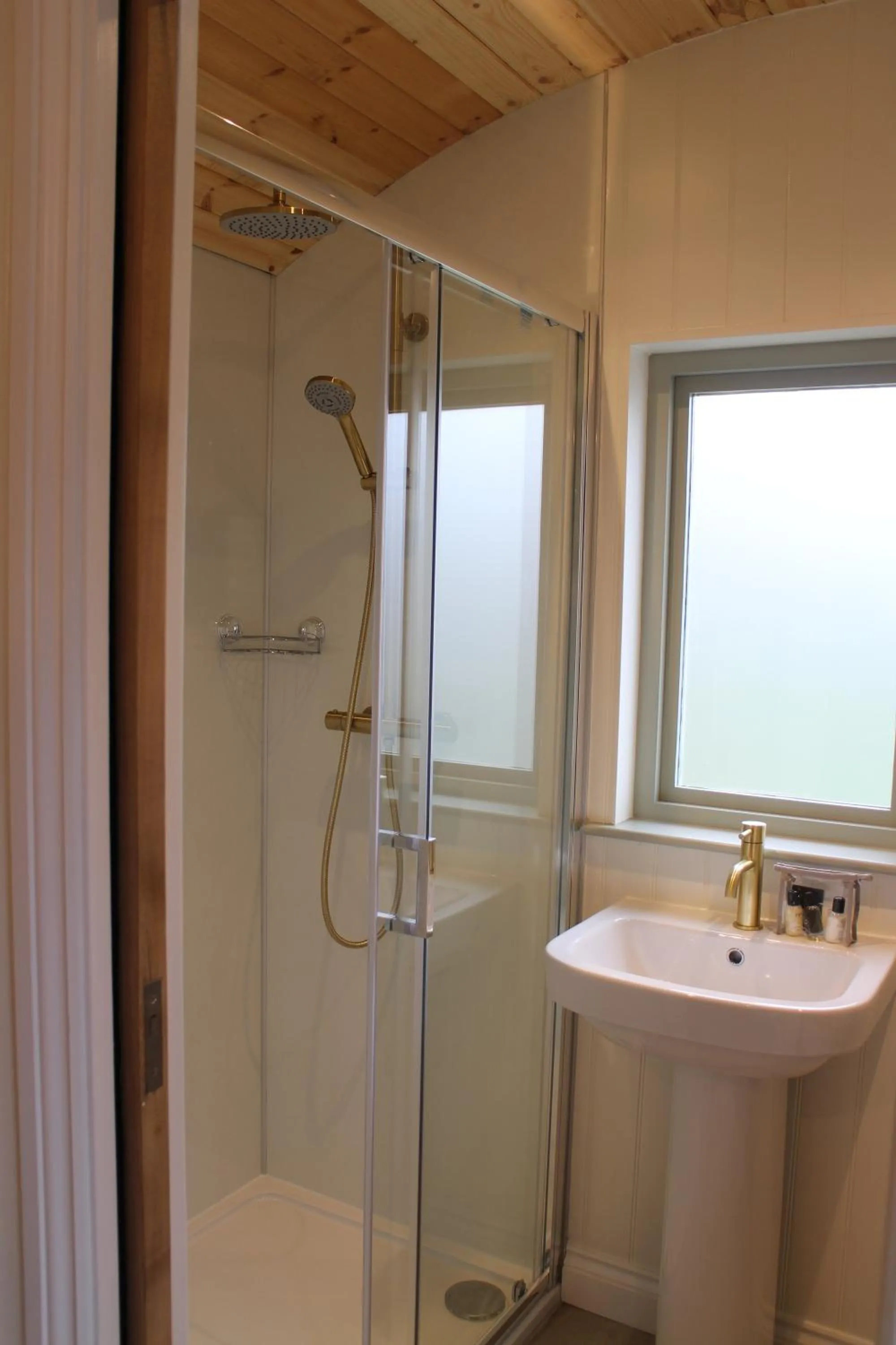 Shower in The Apple Inn