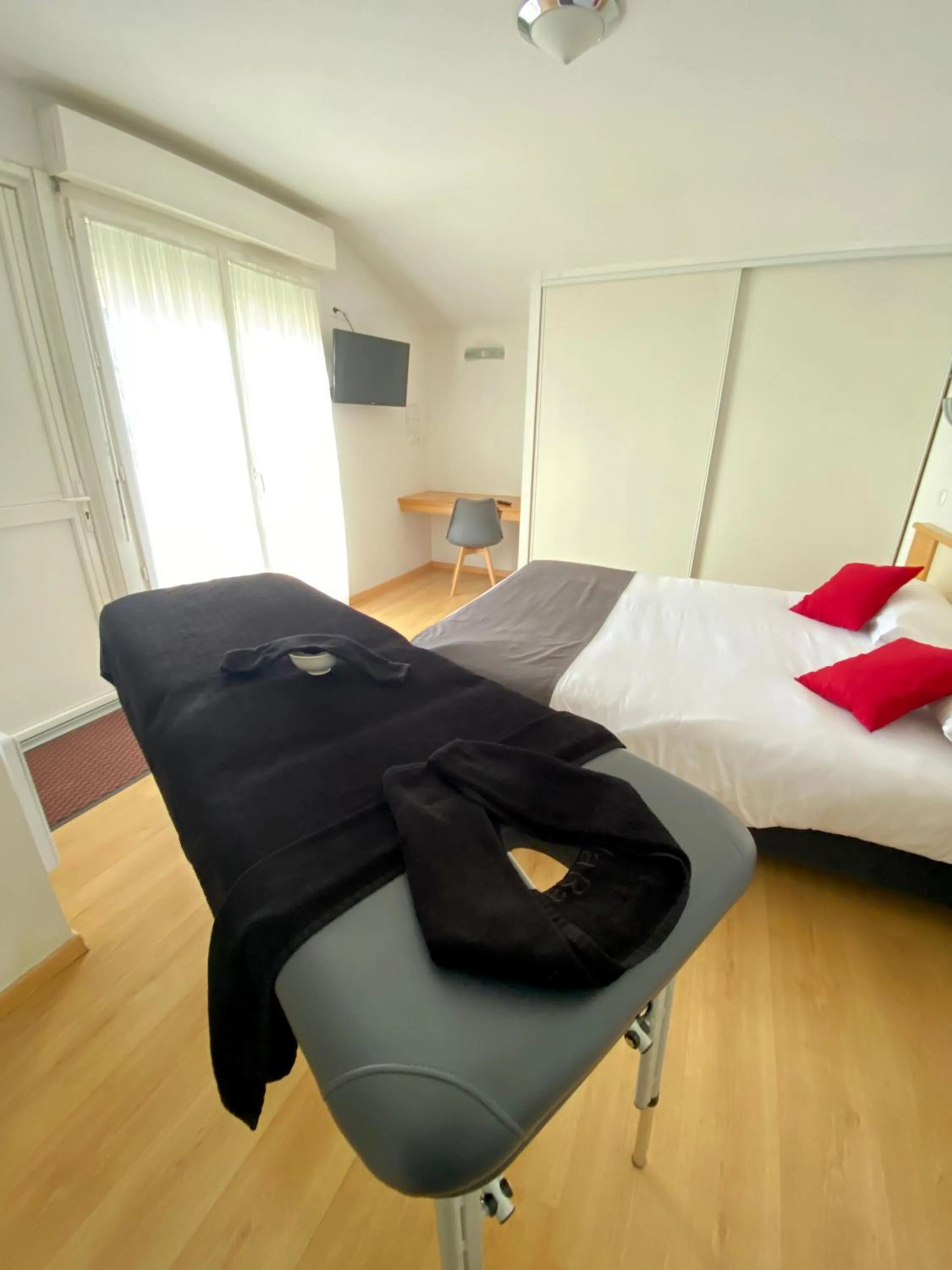 Massage, Bed in Hotel Restaurant La Dame du Lac