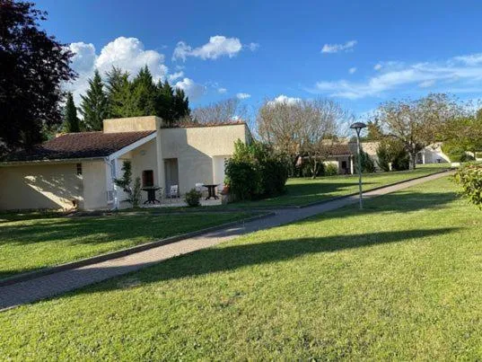 Property building in Hotel Restaurant La Dame du Lac