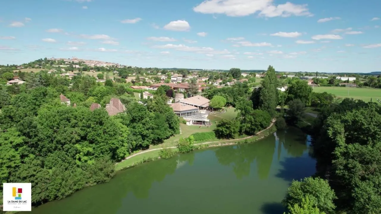 Property building in Hotel Restaurant La Dame du Lac