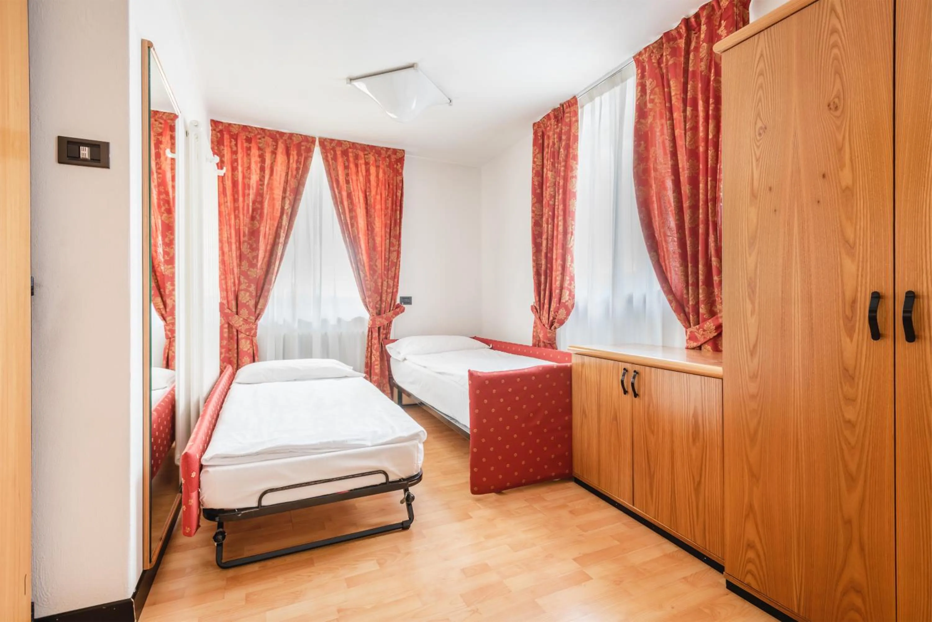 Bedroom, Bed in Hotel Alpina