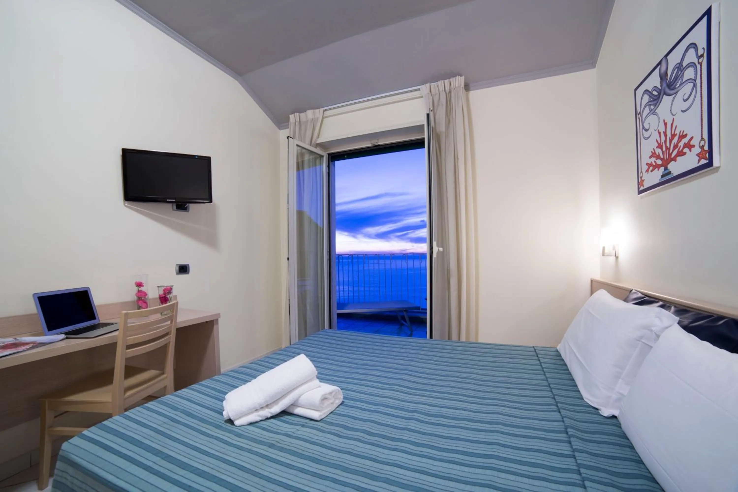 Bedroom, Bed in Hotel Cosmomare