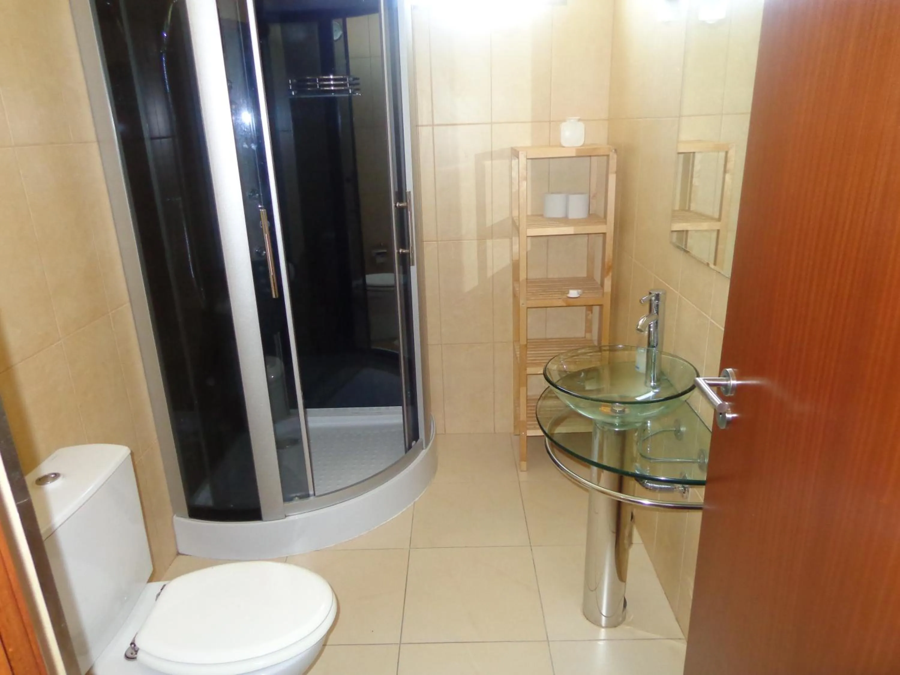 Bathroom in T2 50m da Praia