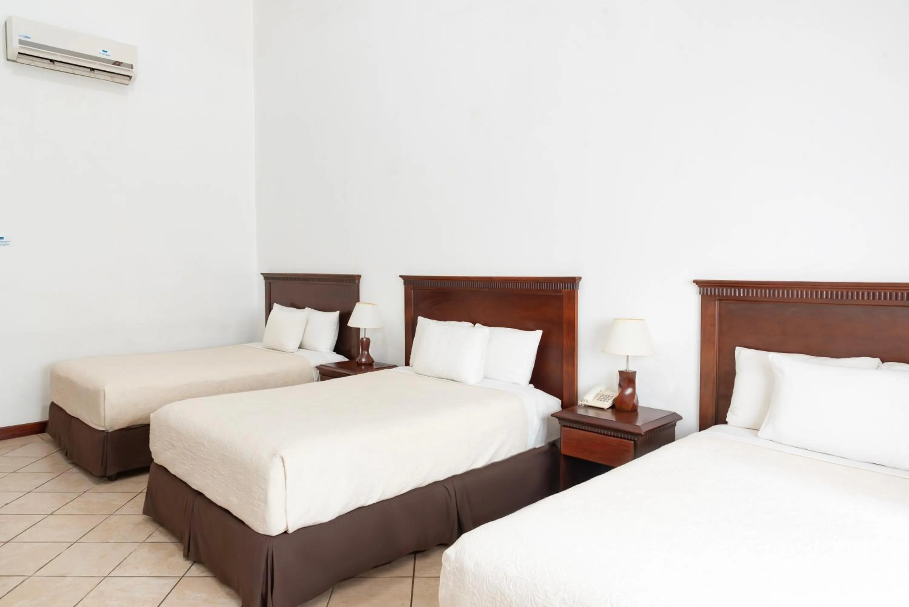 Bedroom, Bed in Hotel Cayman Suites