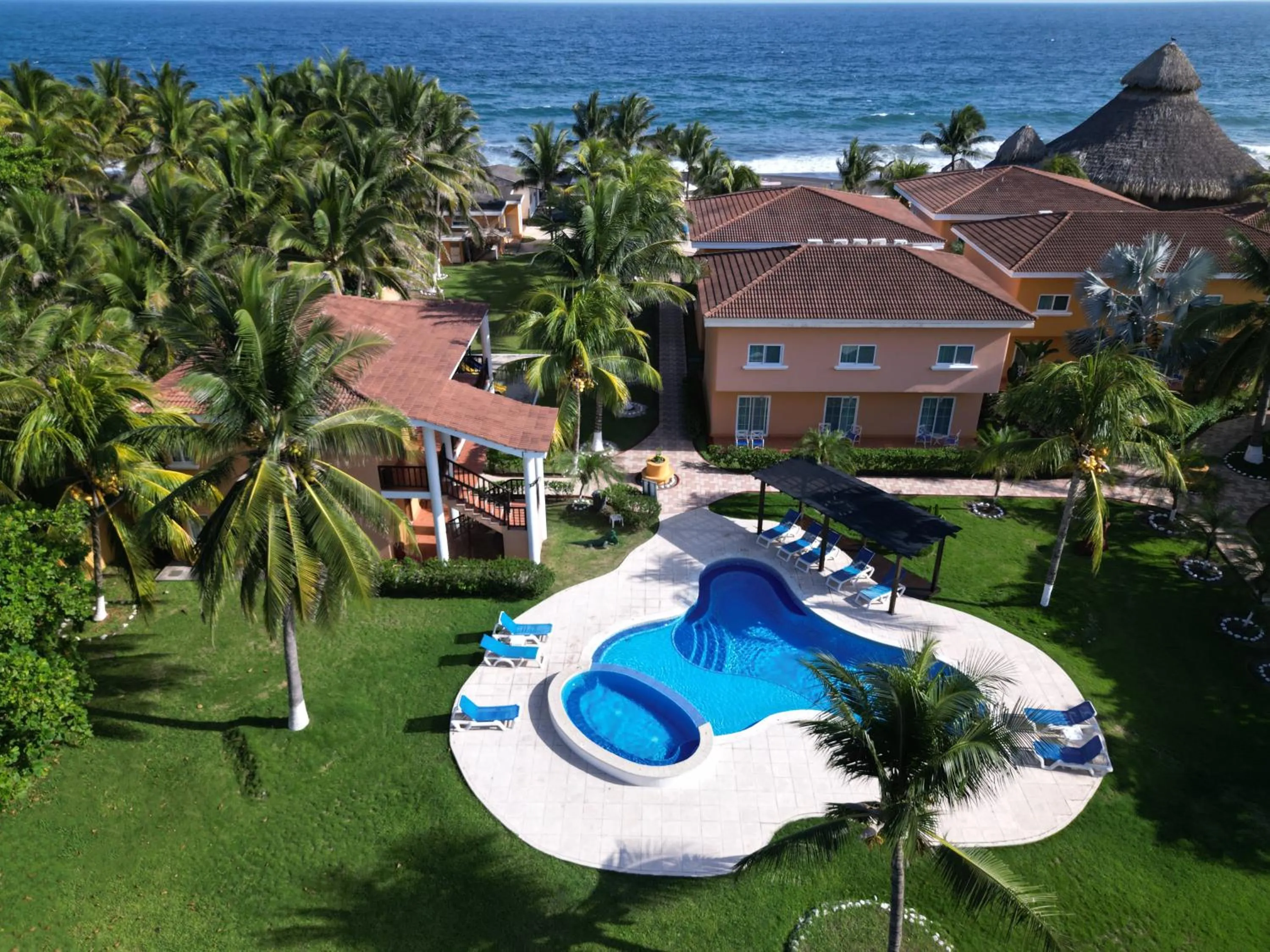 Swimming pool in Hotel Cayman Suites