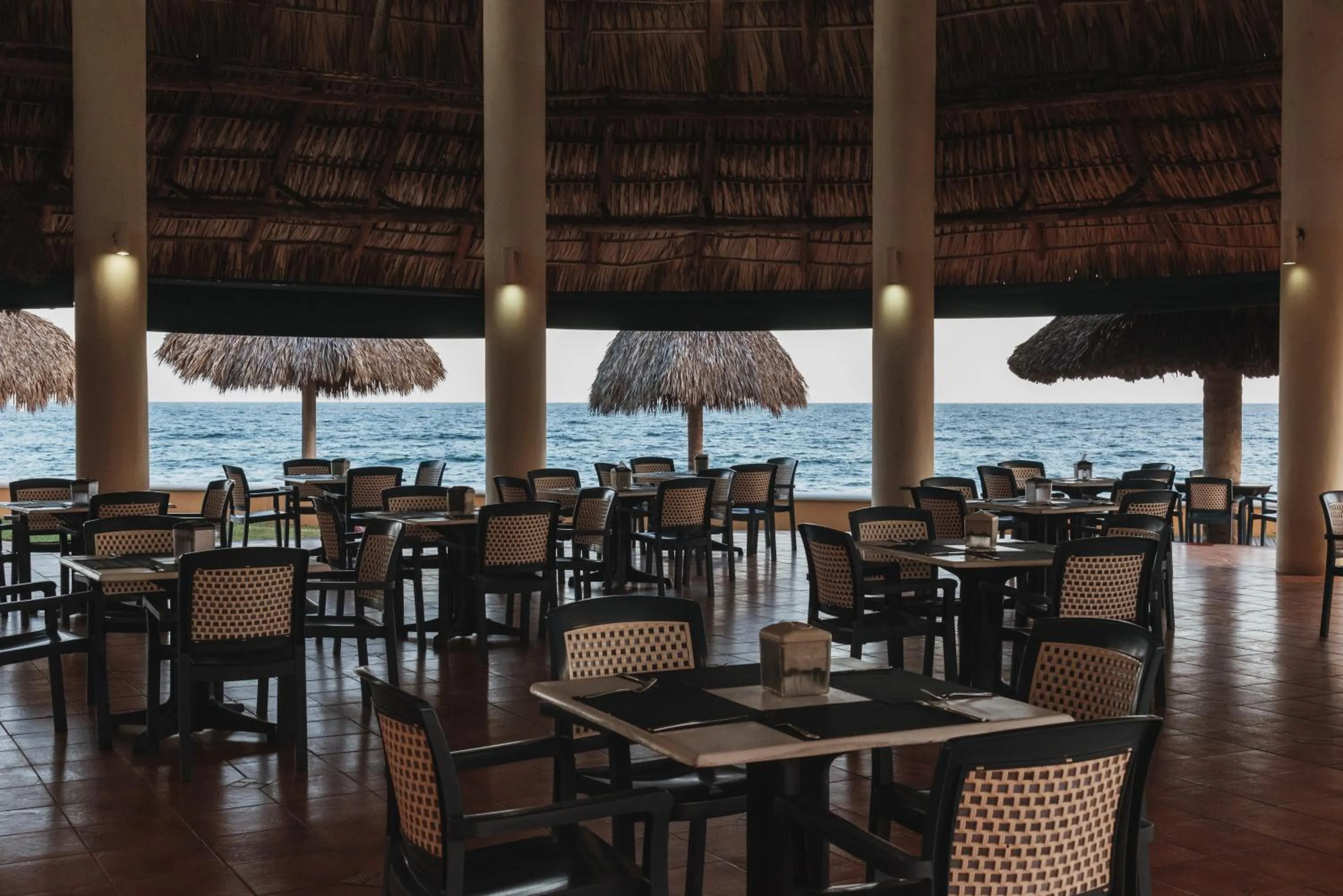 Restaurant/places to eat in Hotel Cayman Suites