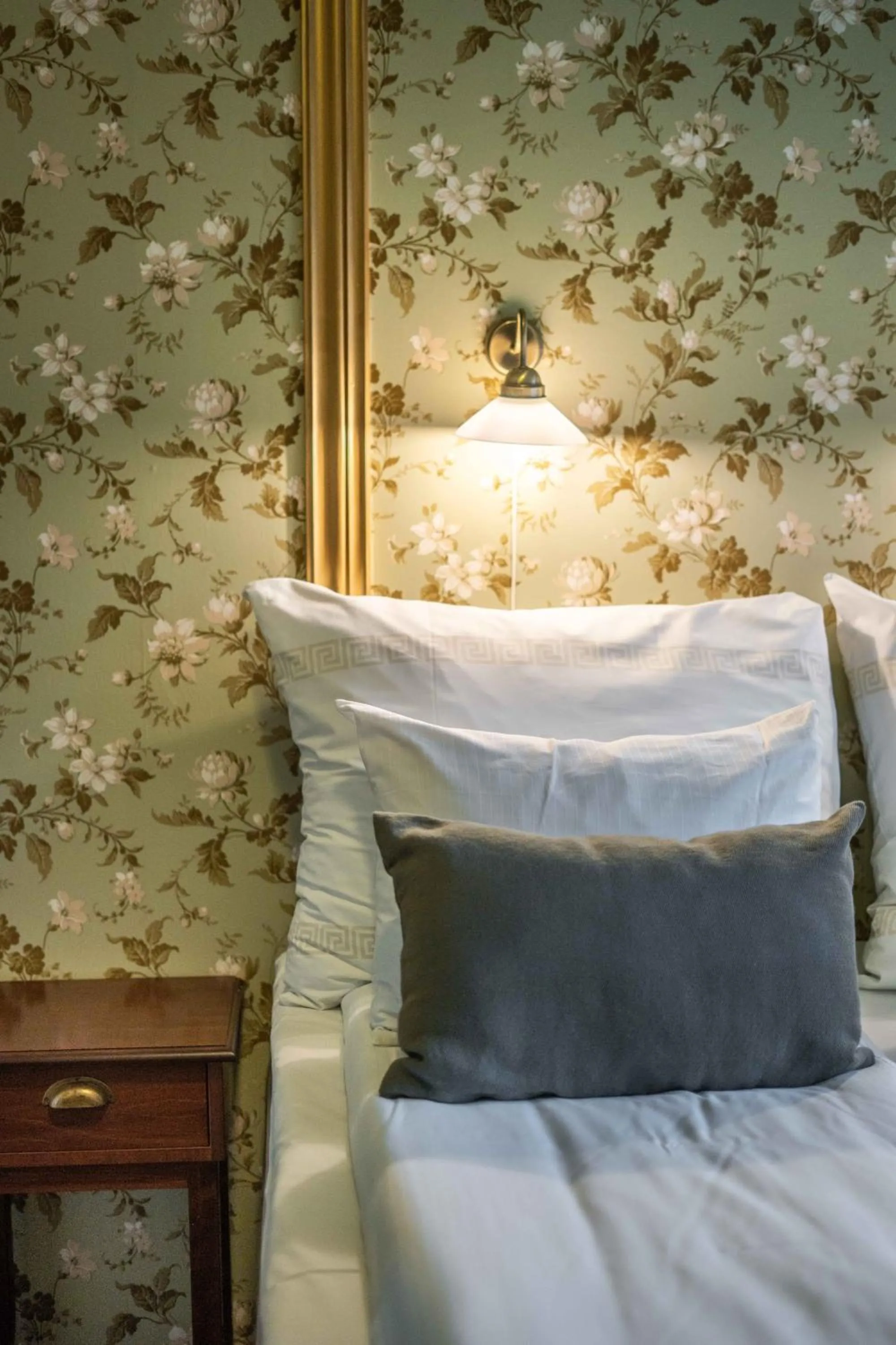 Bed in Kronen Gaard Hotel