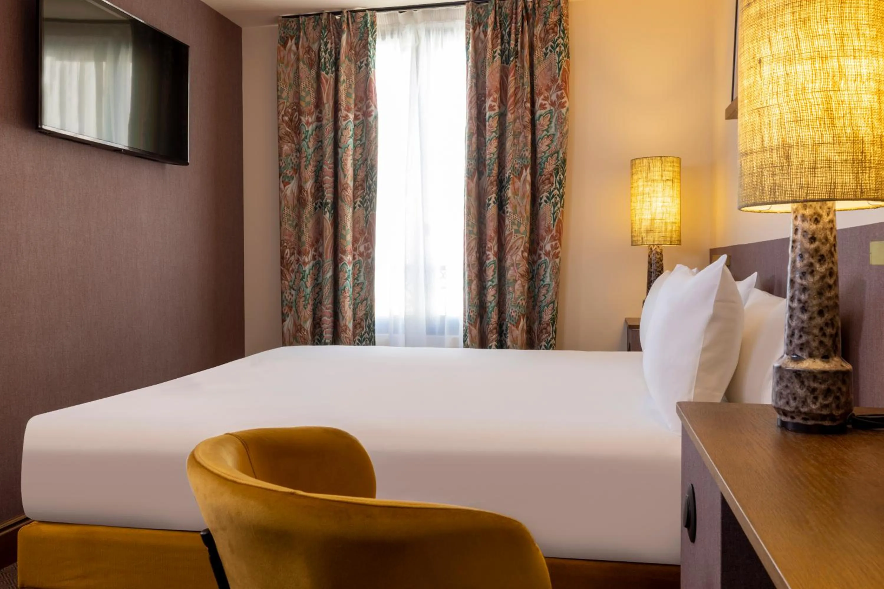 Bed in Hôtel Paris La Fayette