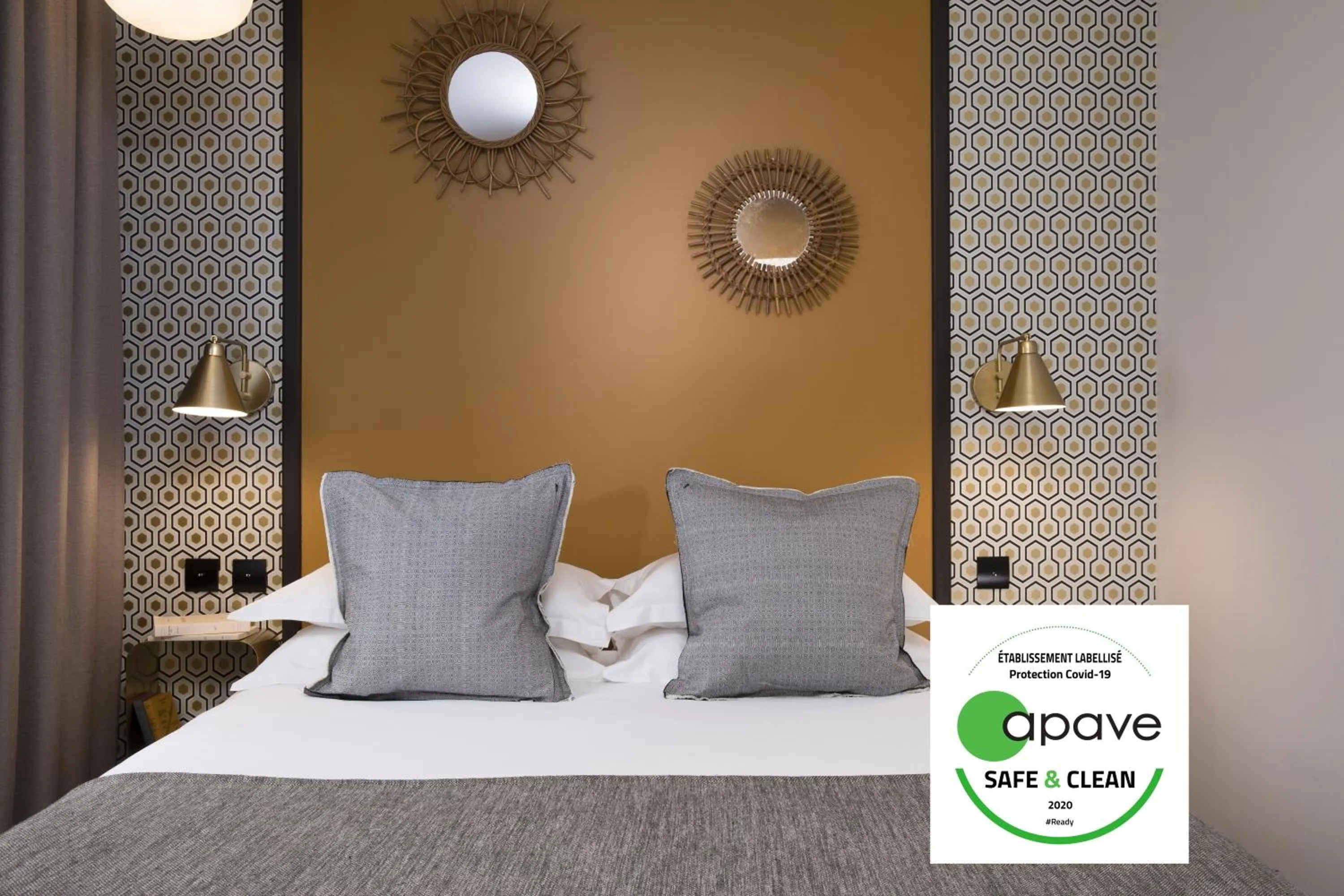 Bed in Hôtel Paris La Fayette