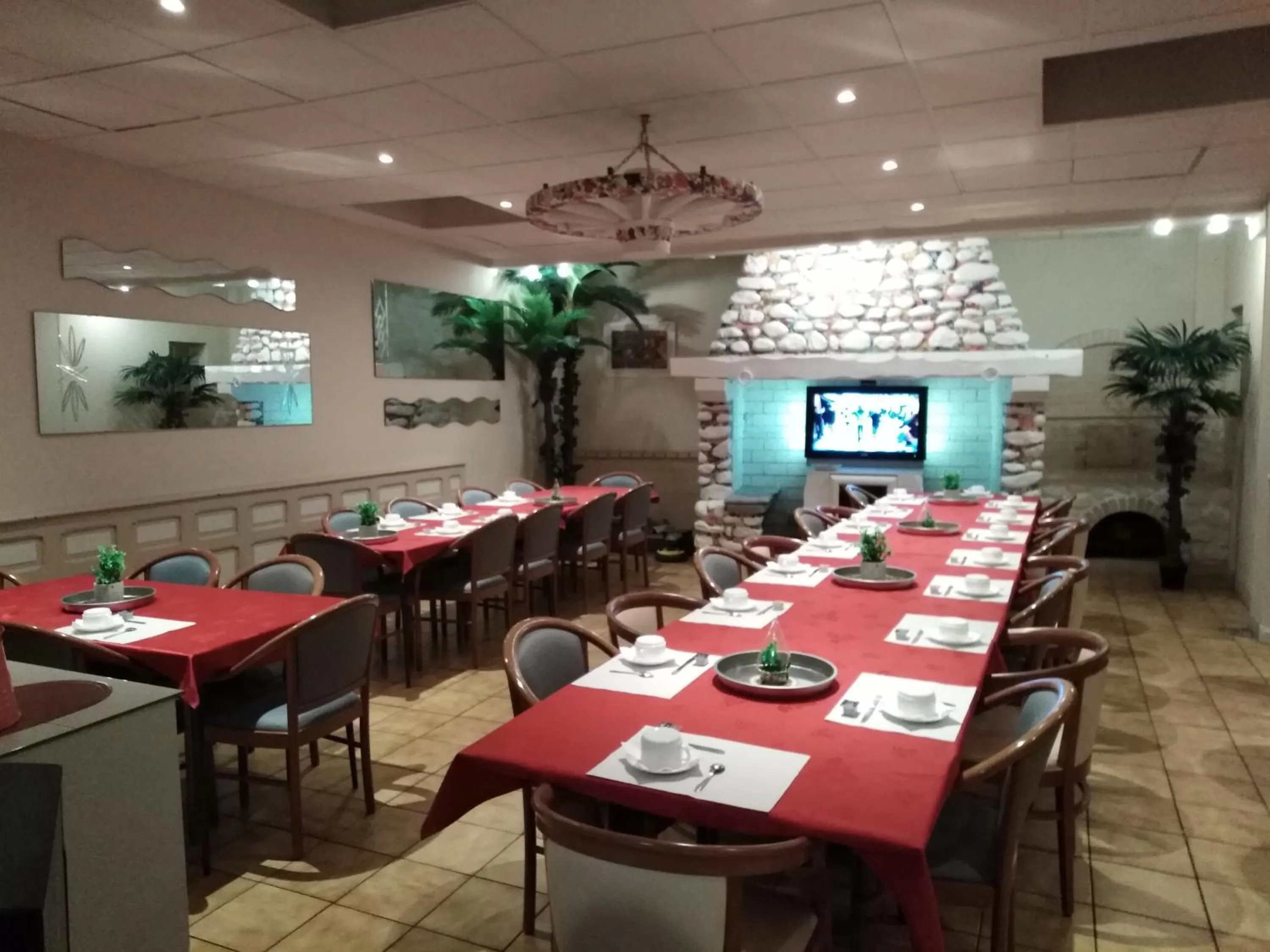 Restaurant/places to eat in Chalet Saint Louis