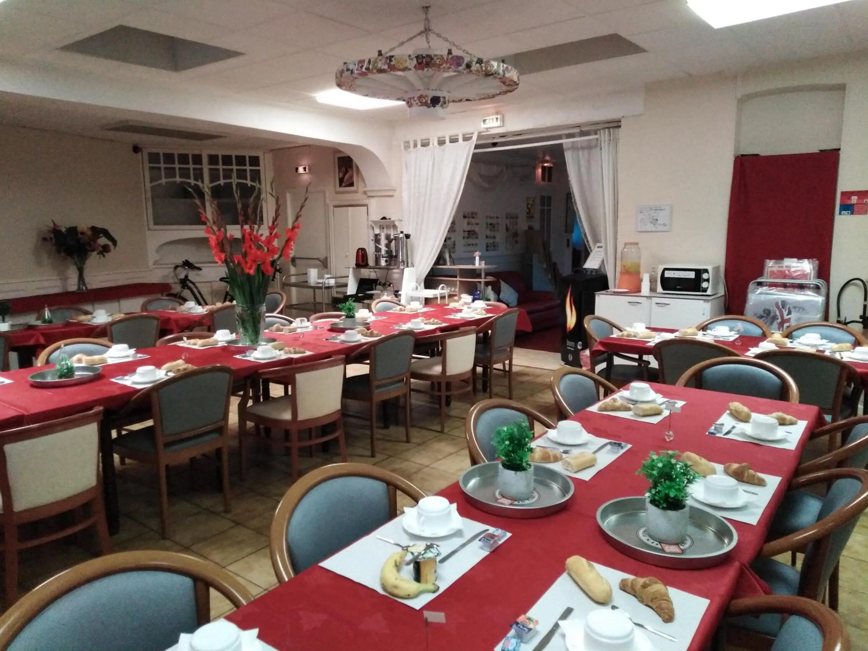 Restaurant/places to eat in Chalet Saint Louis