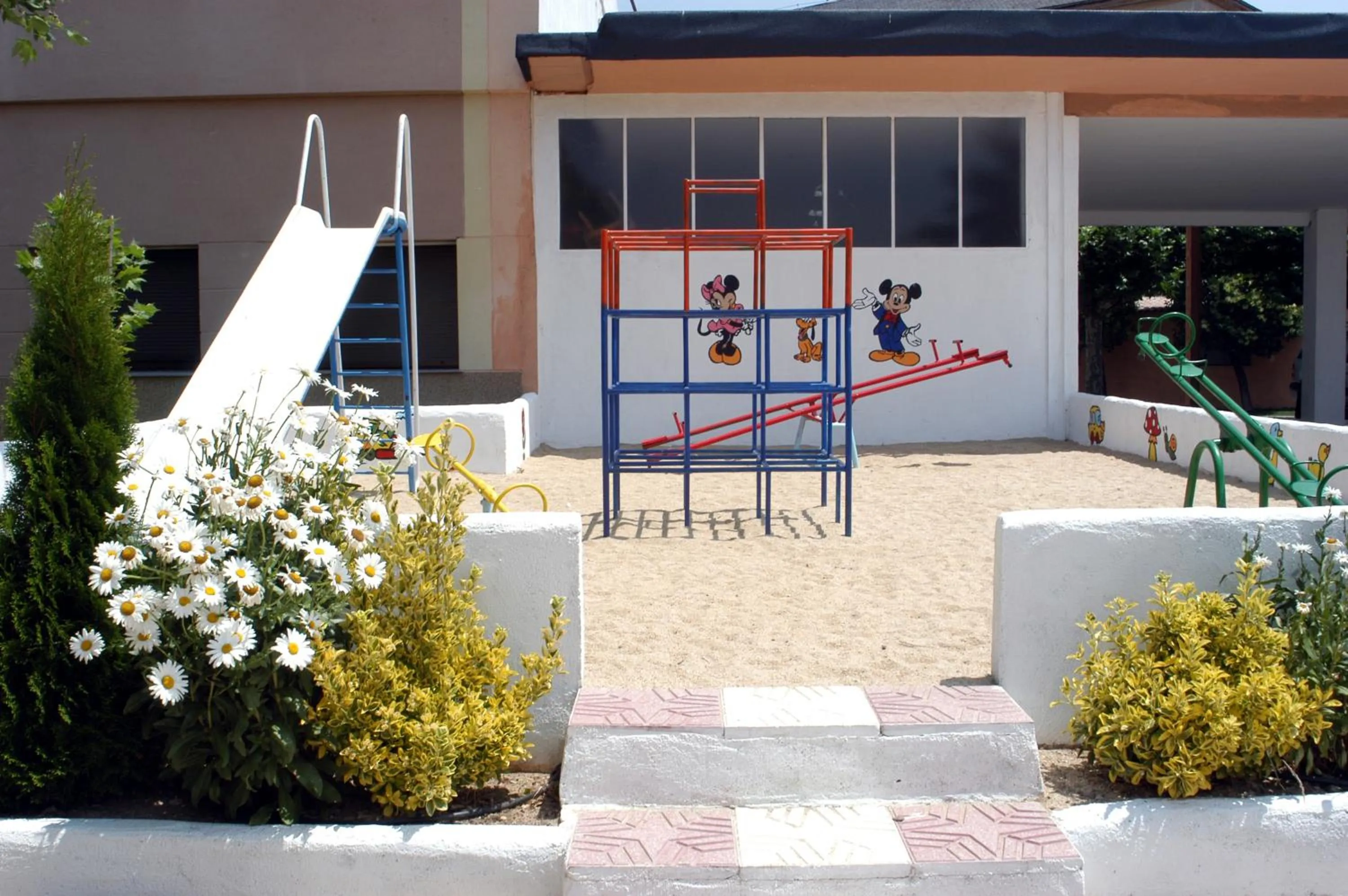 Children play ground in Emperatriz III