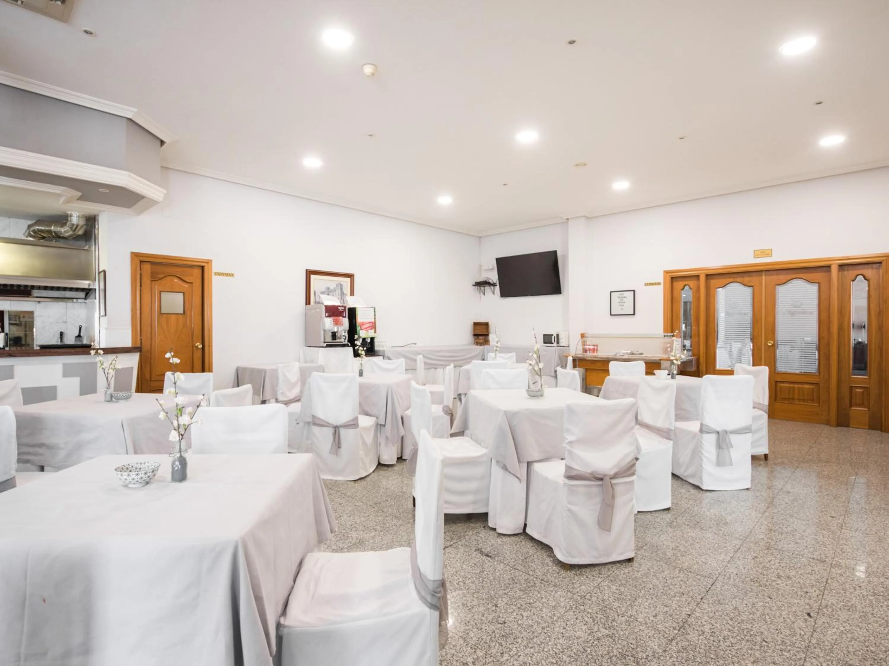 Restaurant/places to eat in Emperatriz III