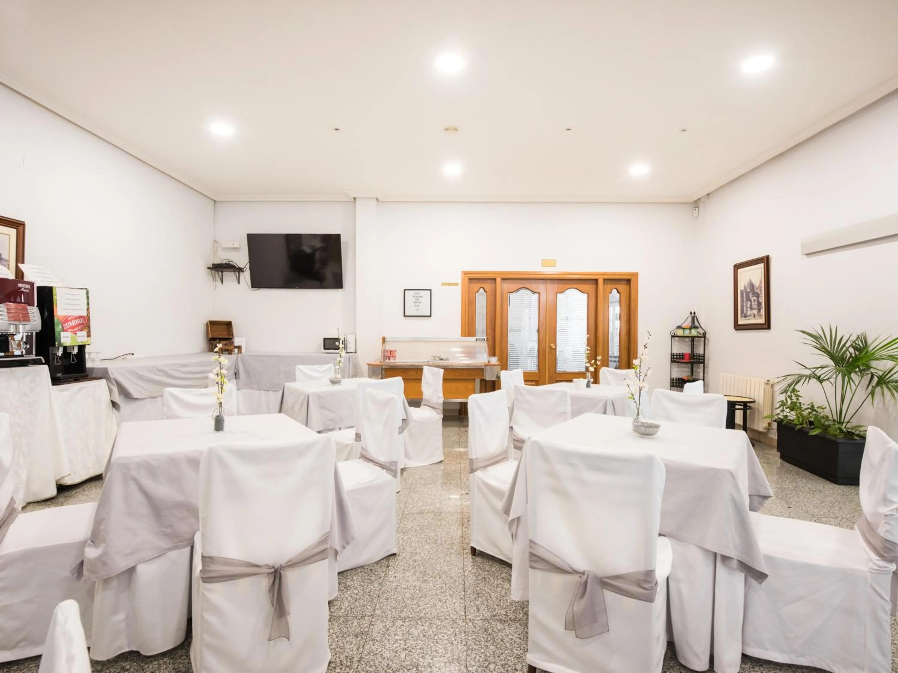 Restaurant/places to eat in Emperatriz III