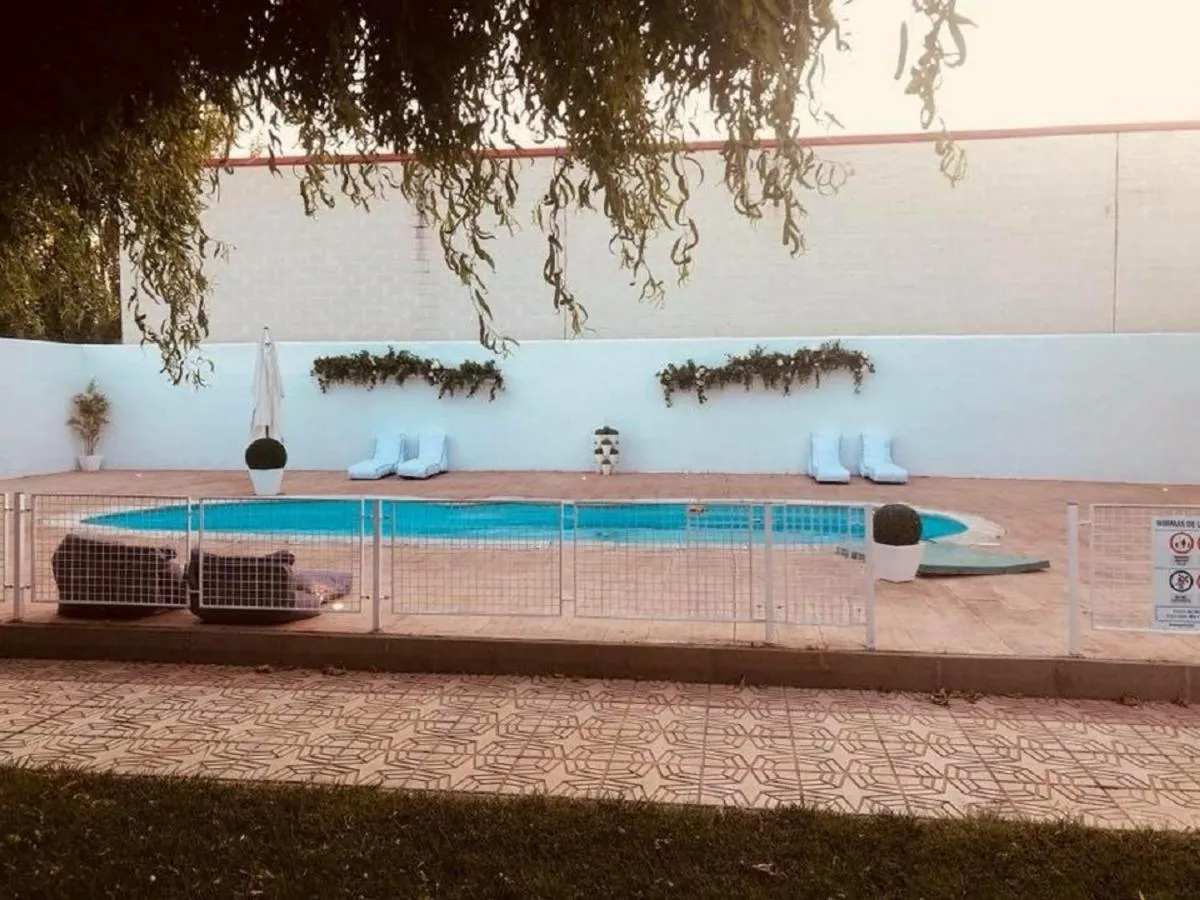 Swimming pool in Emperatriz III