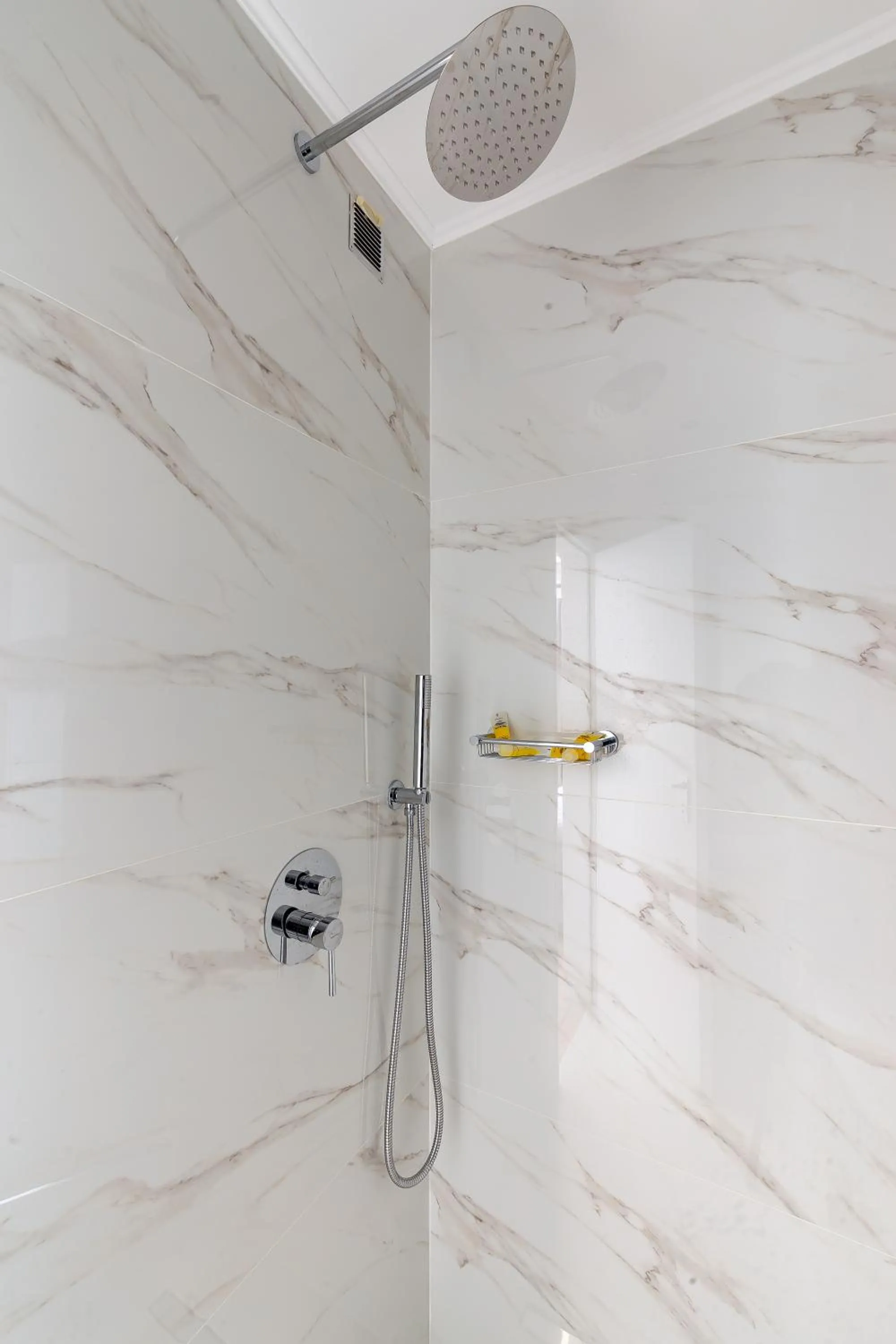 Shower in Hotel Byron