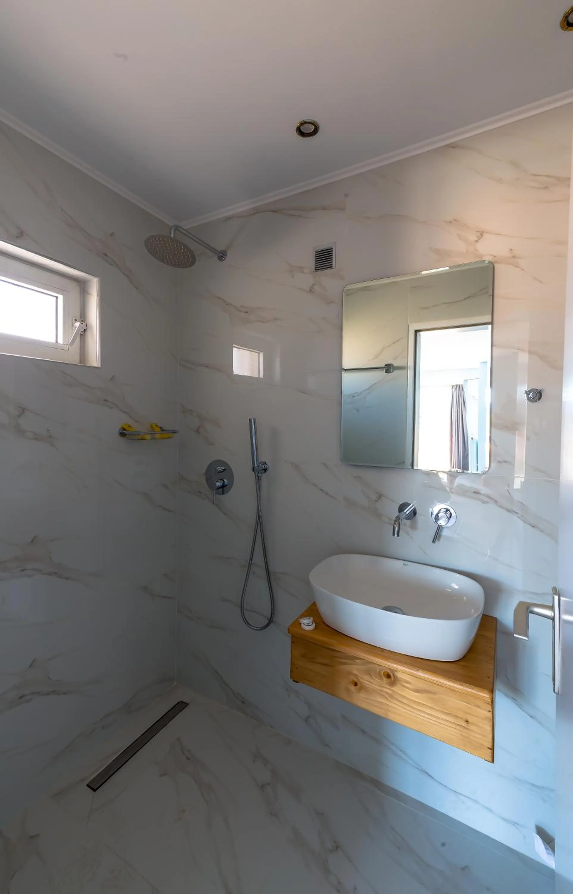 Shower in Hotel Byron