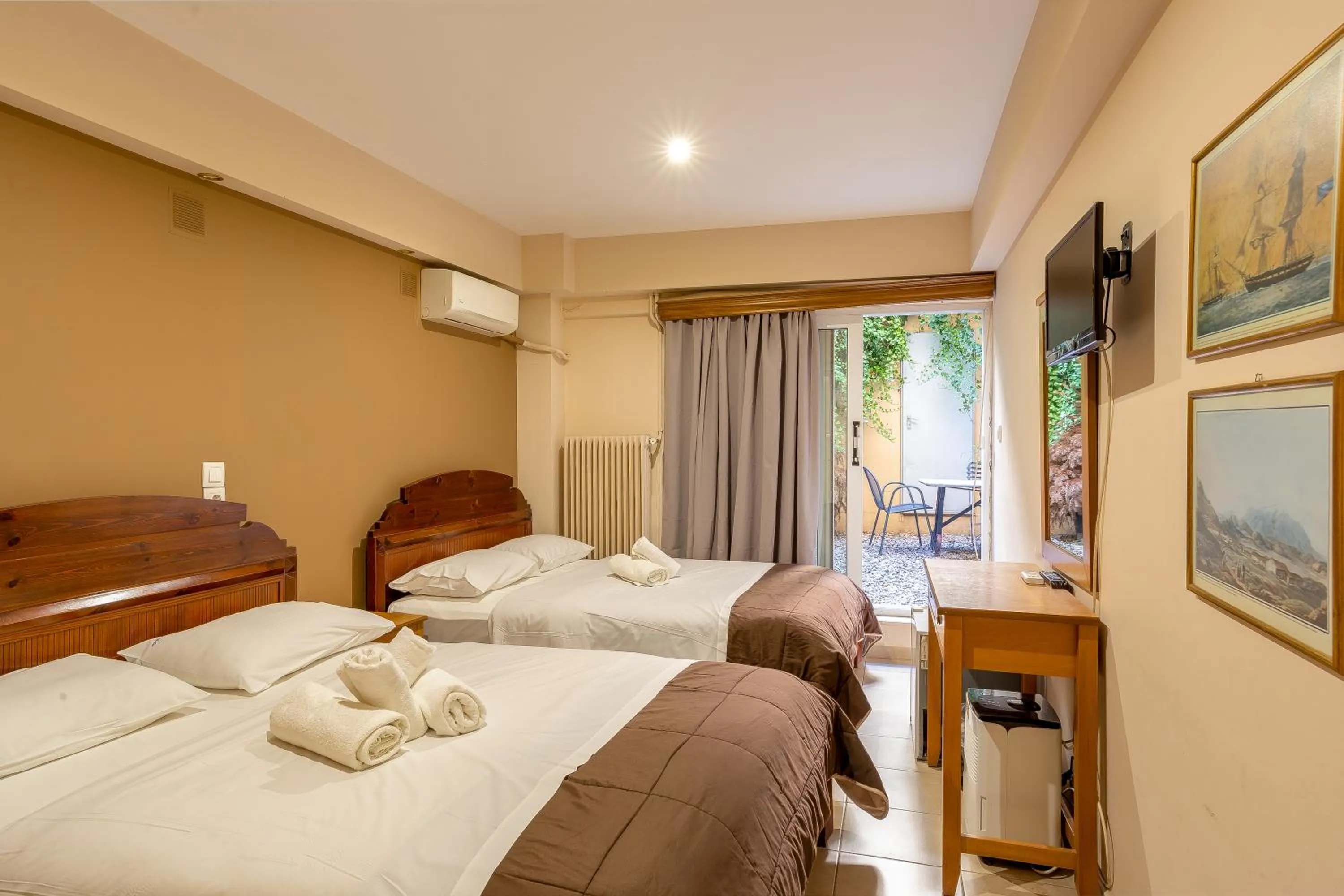 Photo of the whole room, Bed in Hotel Byron