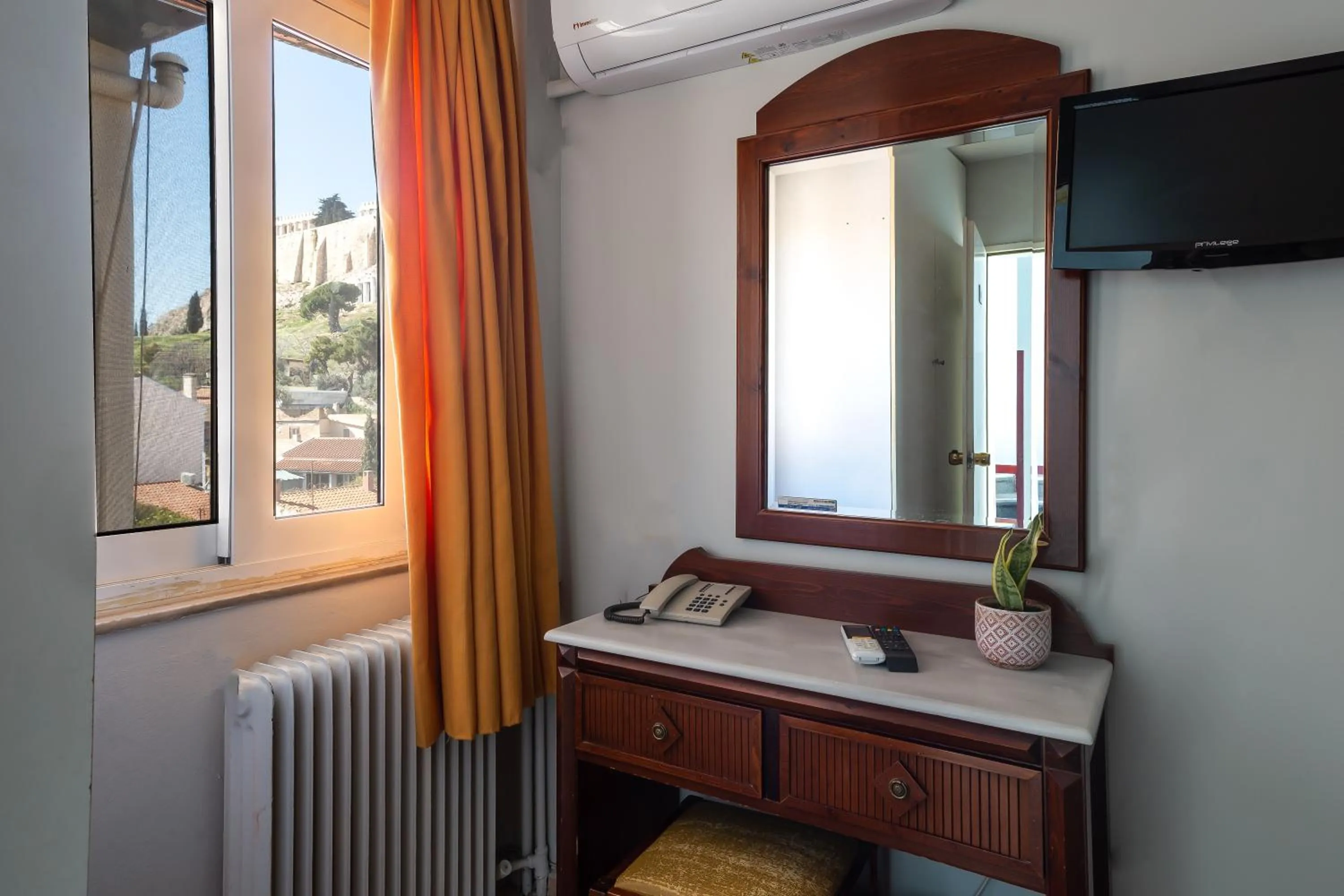 Photo of the whole room in Hotel Byron