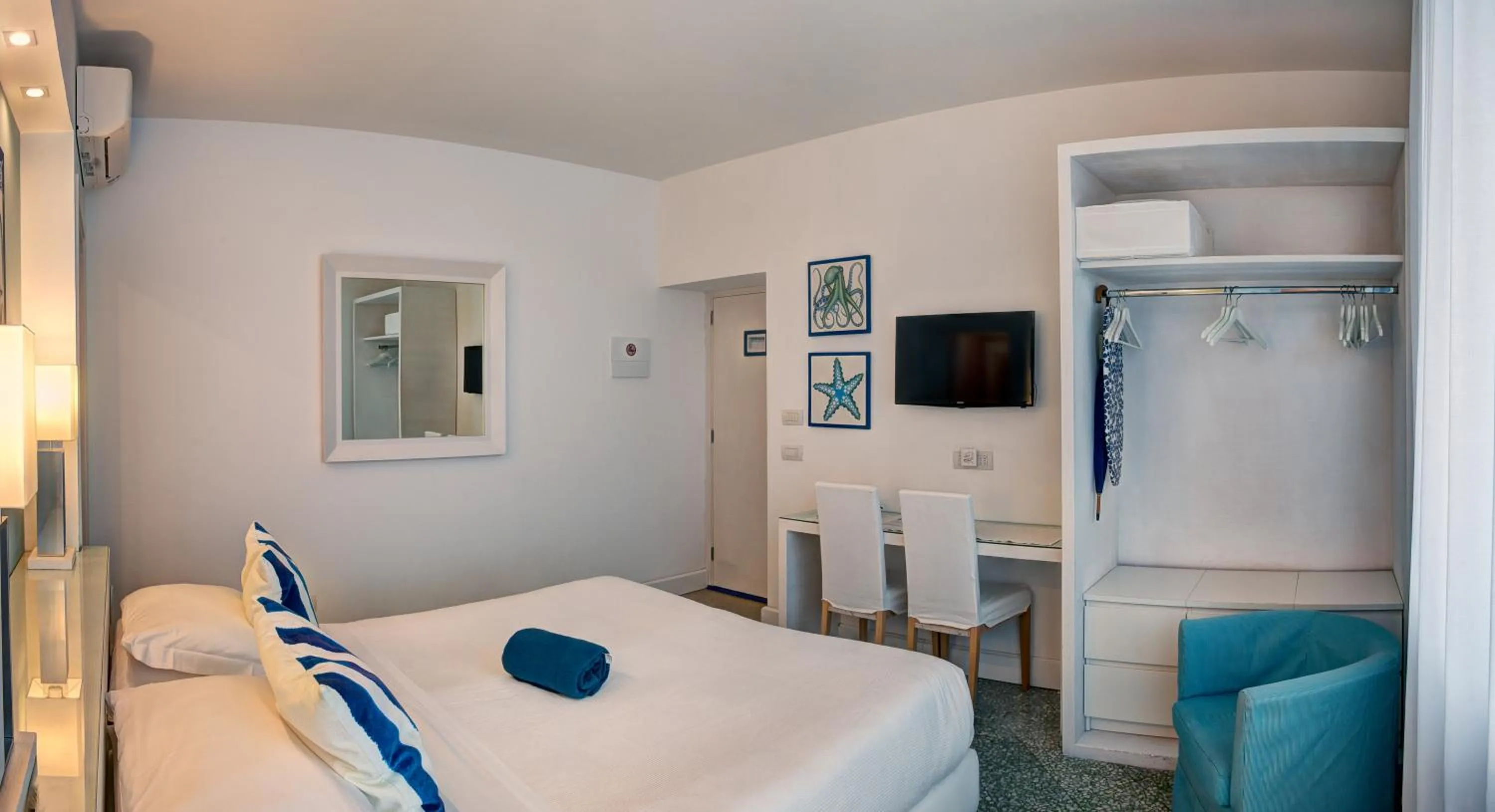 Bedroom, Bed in Sorrento Apartments