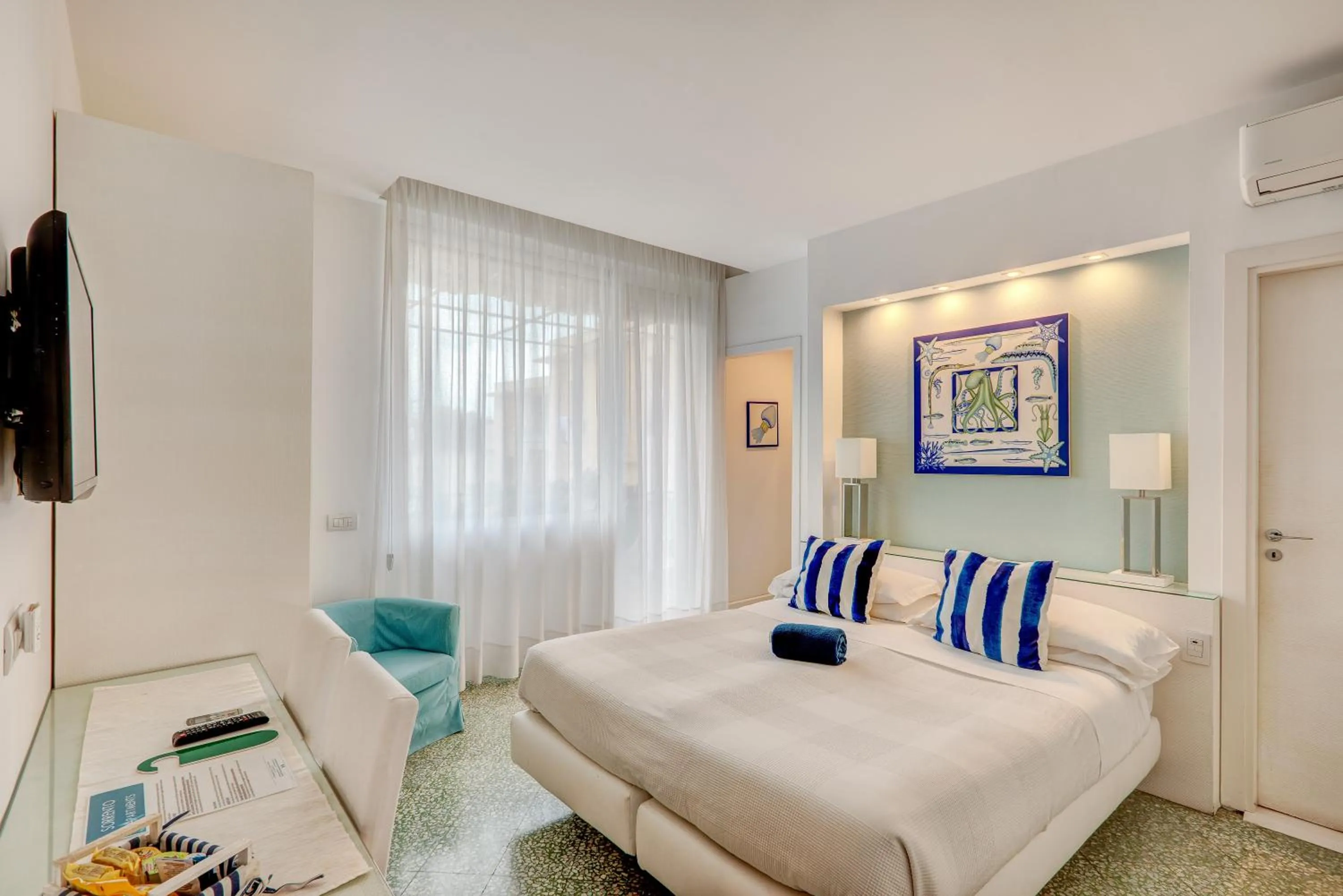 Dining area, Bed in Sorrento Apartments