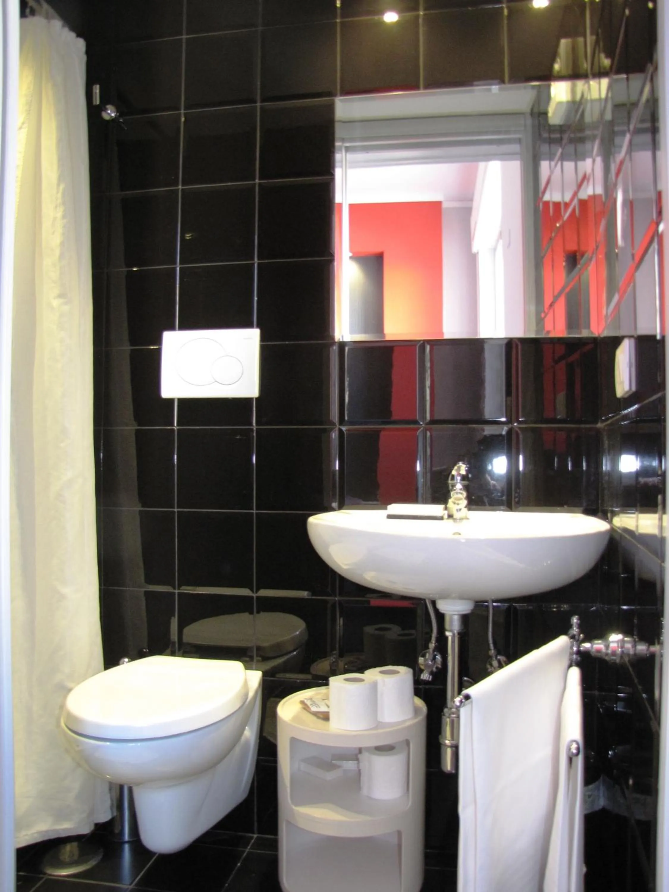 Bathroom in Sorrento Apartments