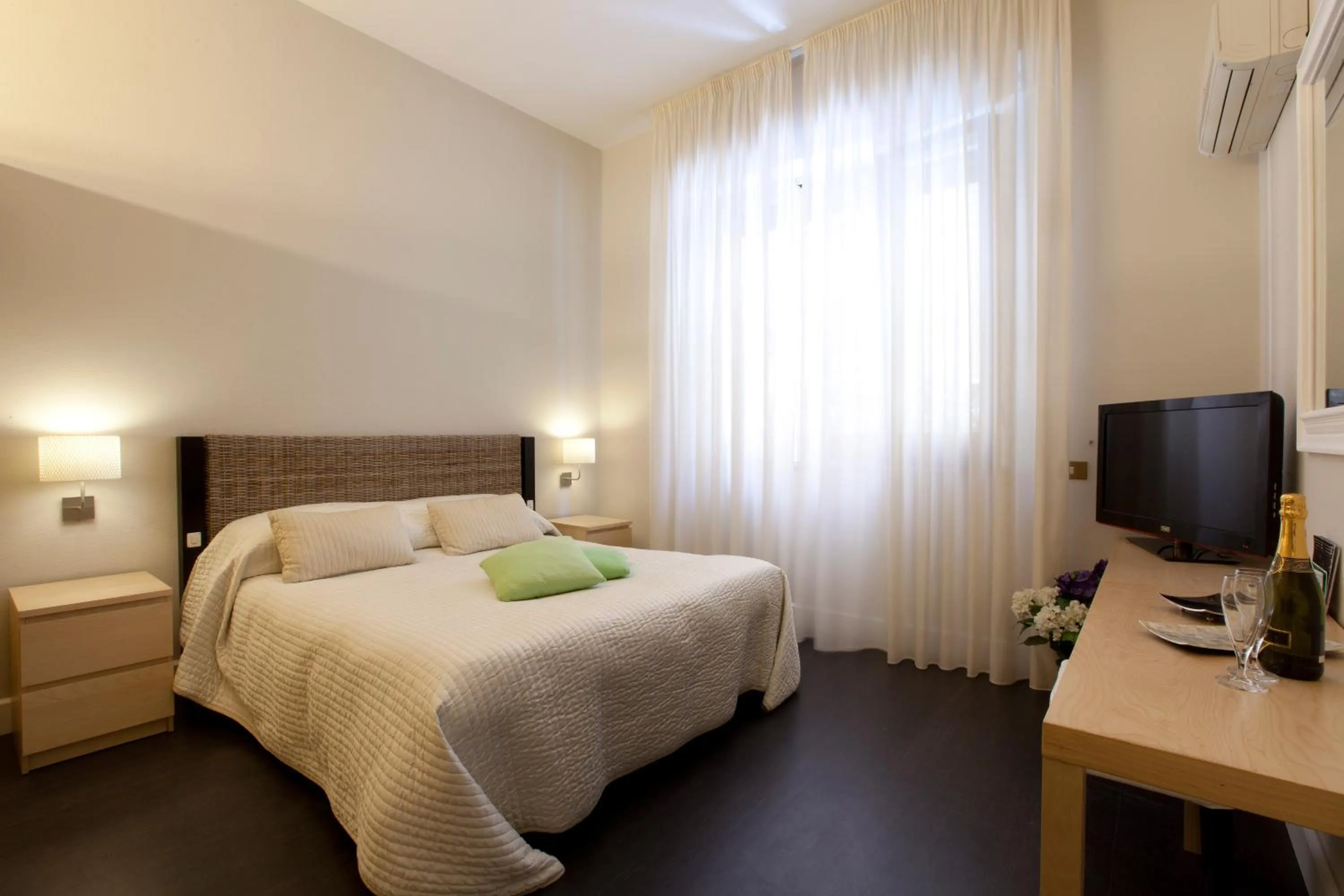 Bedroom, Bed in Sorrento Apartments