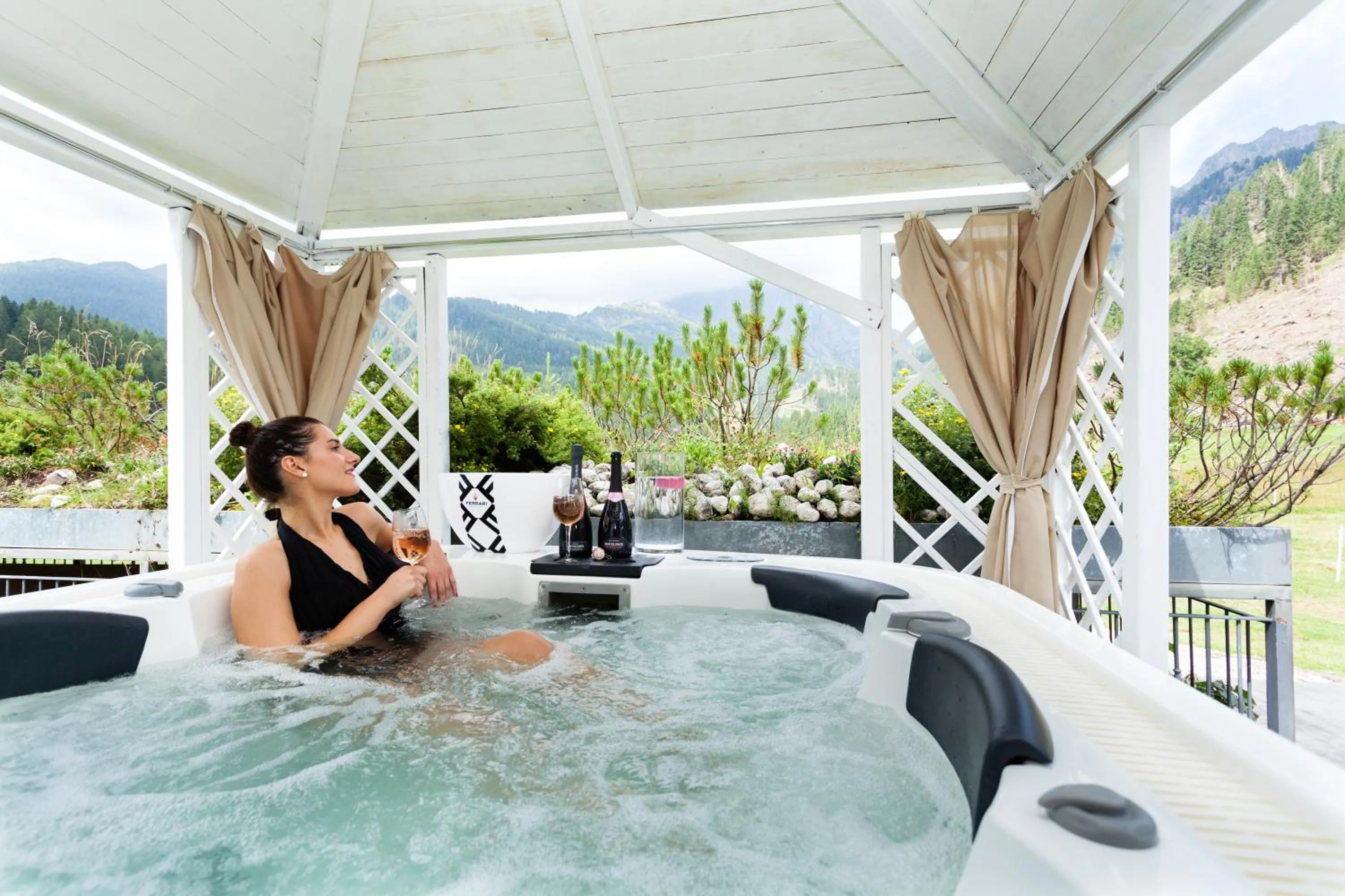 Hot Tub in Hotel Vienna