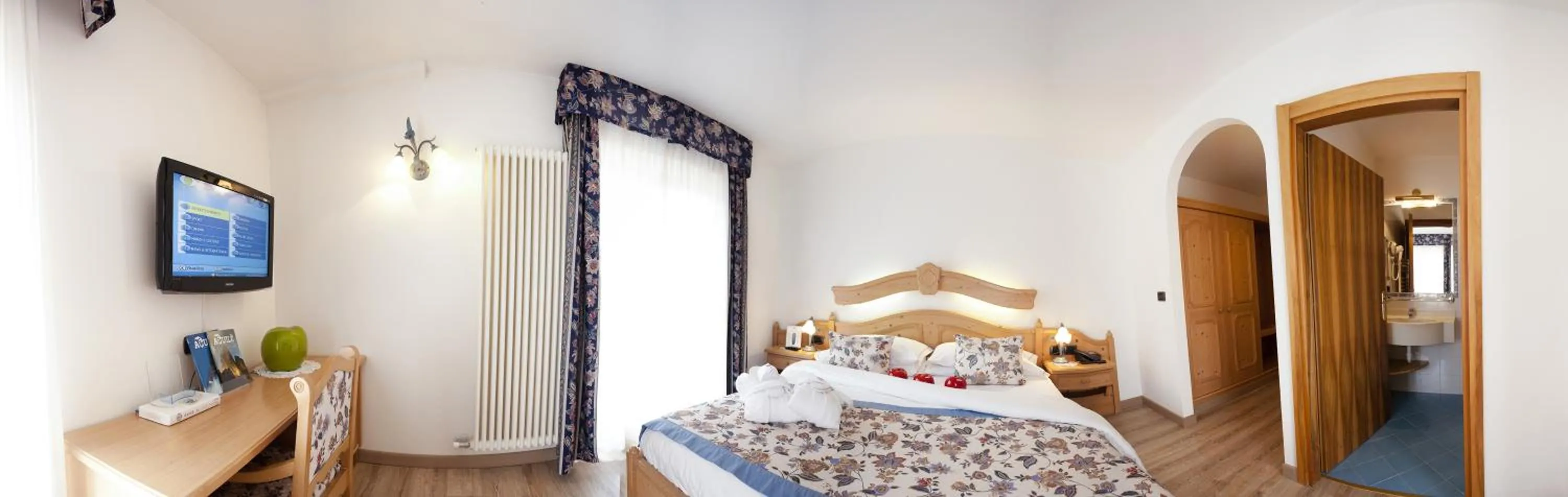 Photo of the whole room, Bed in Hotel Vienna