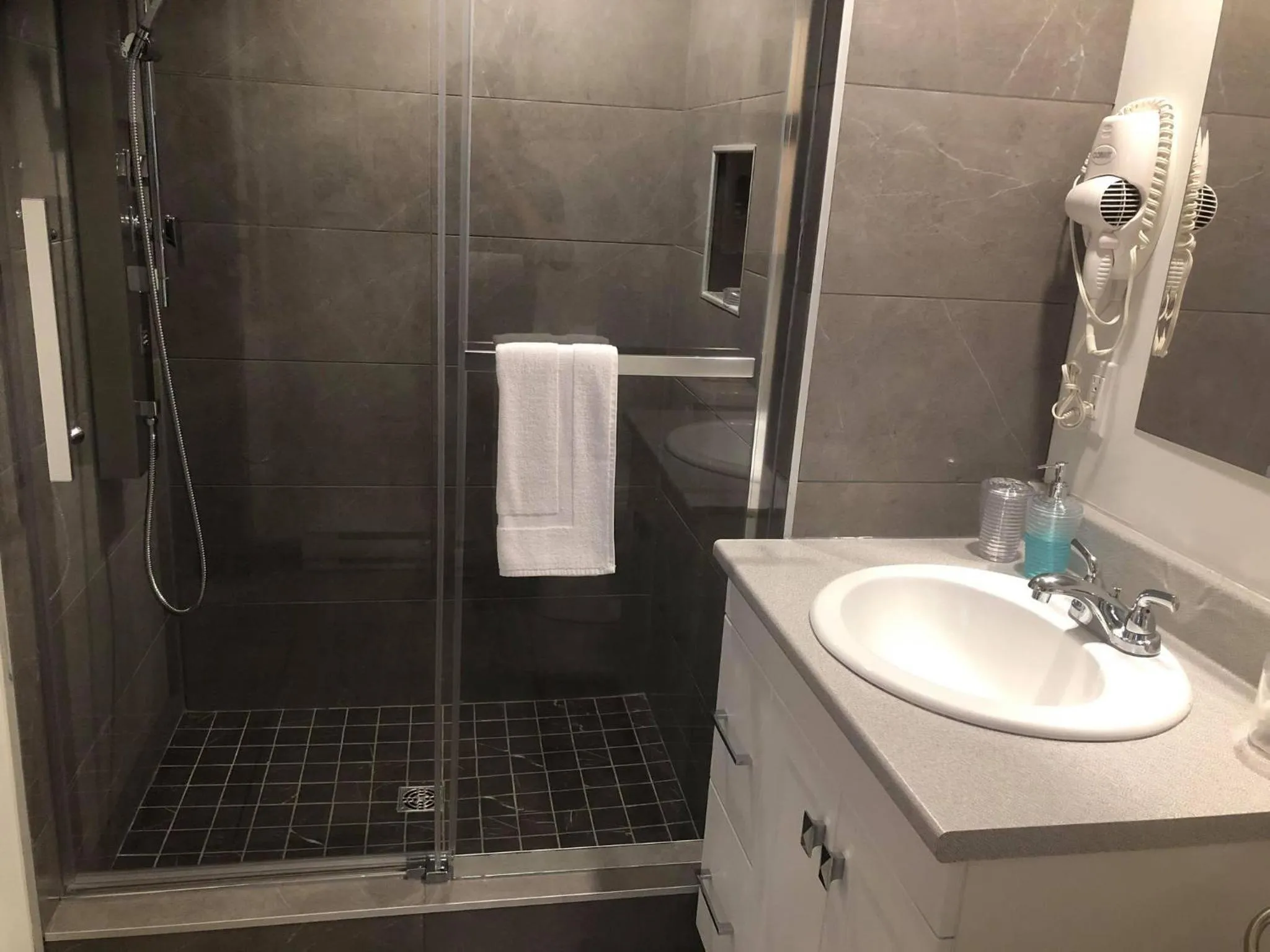 Shower in Mon Coin de Pays