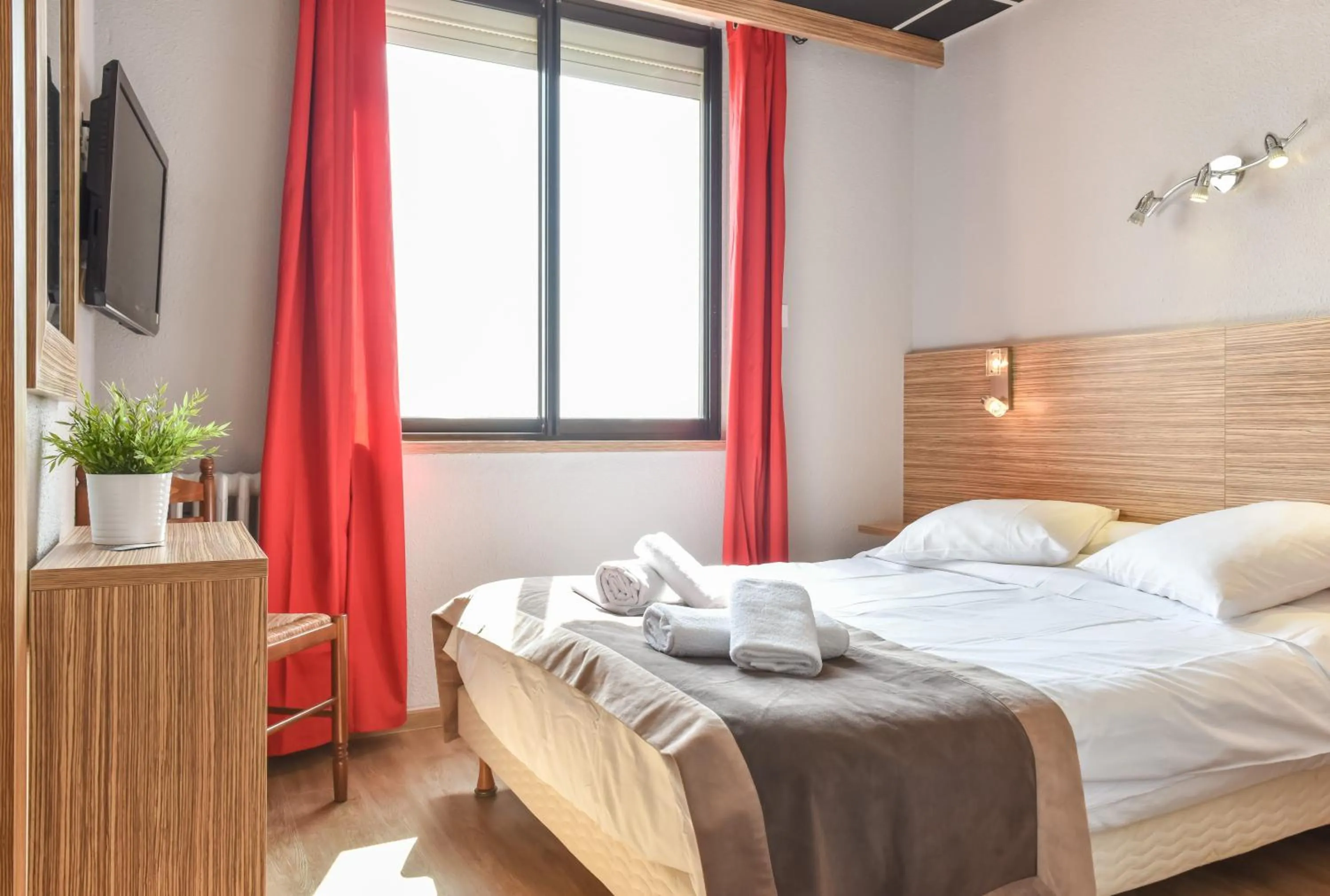 Day, Bed in Logis Hôtel Restaurant Mar I Sol