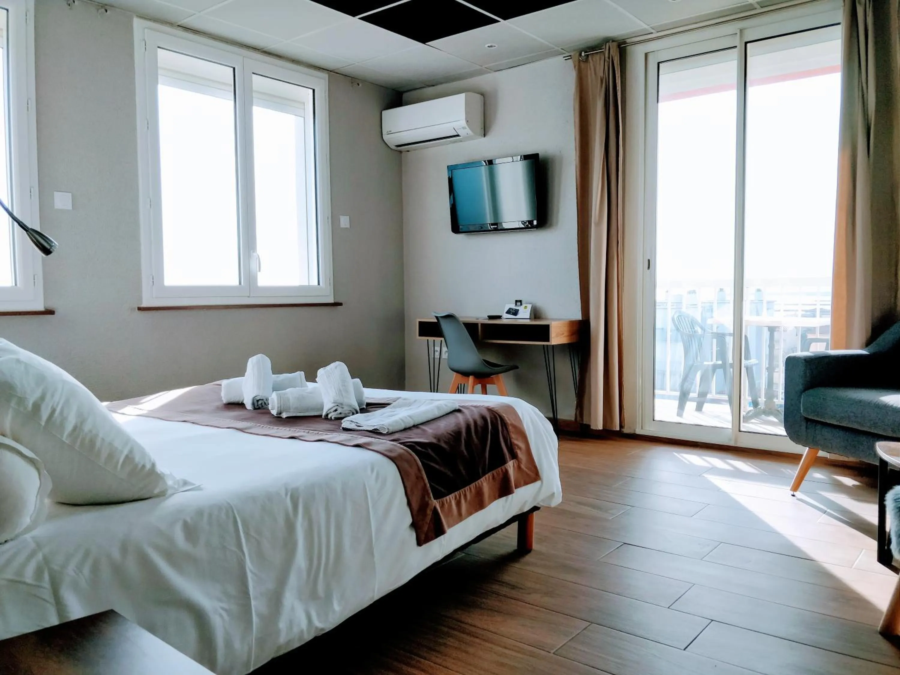 Bed in Logis Hôtel Restaurant Mar I Sol