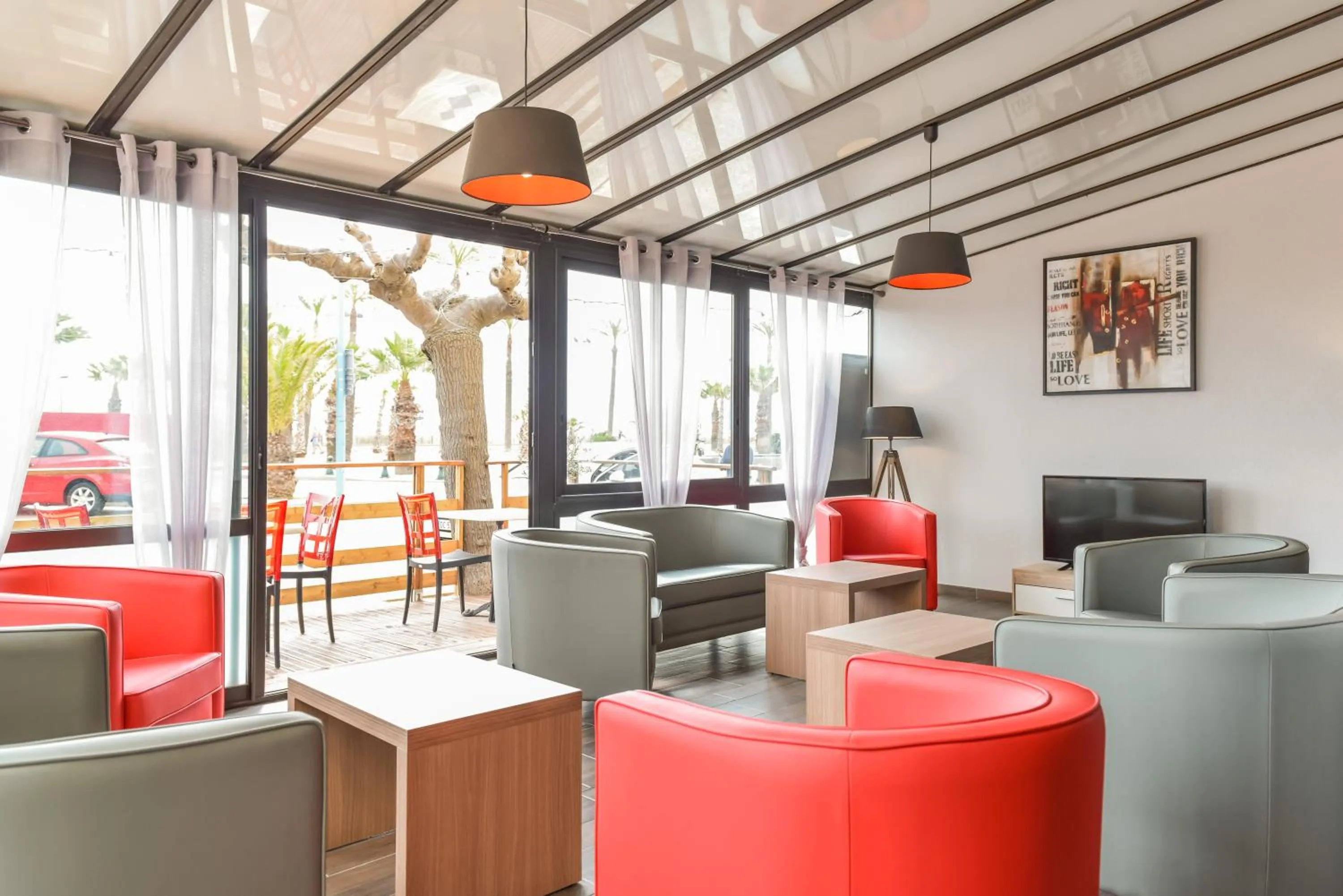 Communal lounge/ TV room in Logis Hôtel Restaurant Mar I Sol