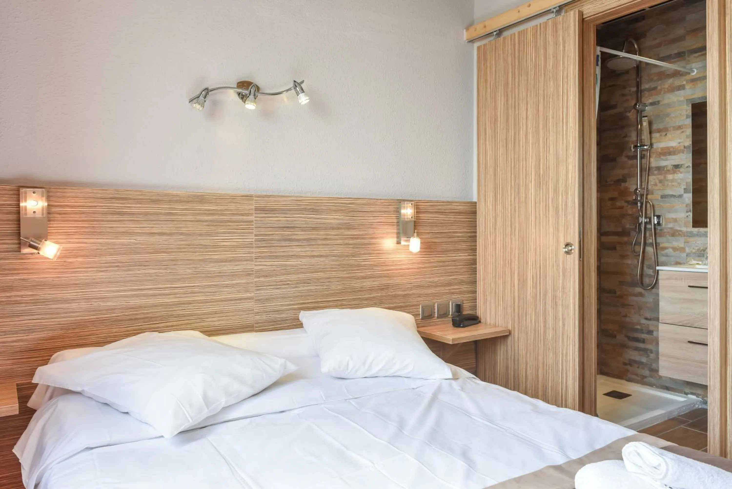 Bed in Logis Hôtel Restaurant Mar I Sol