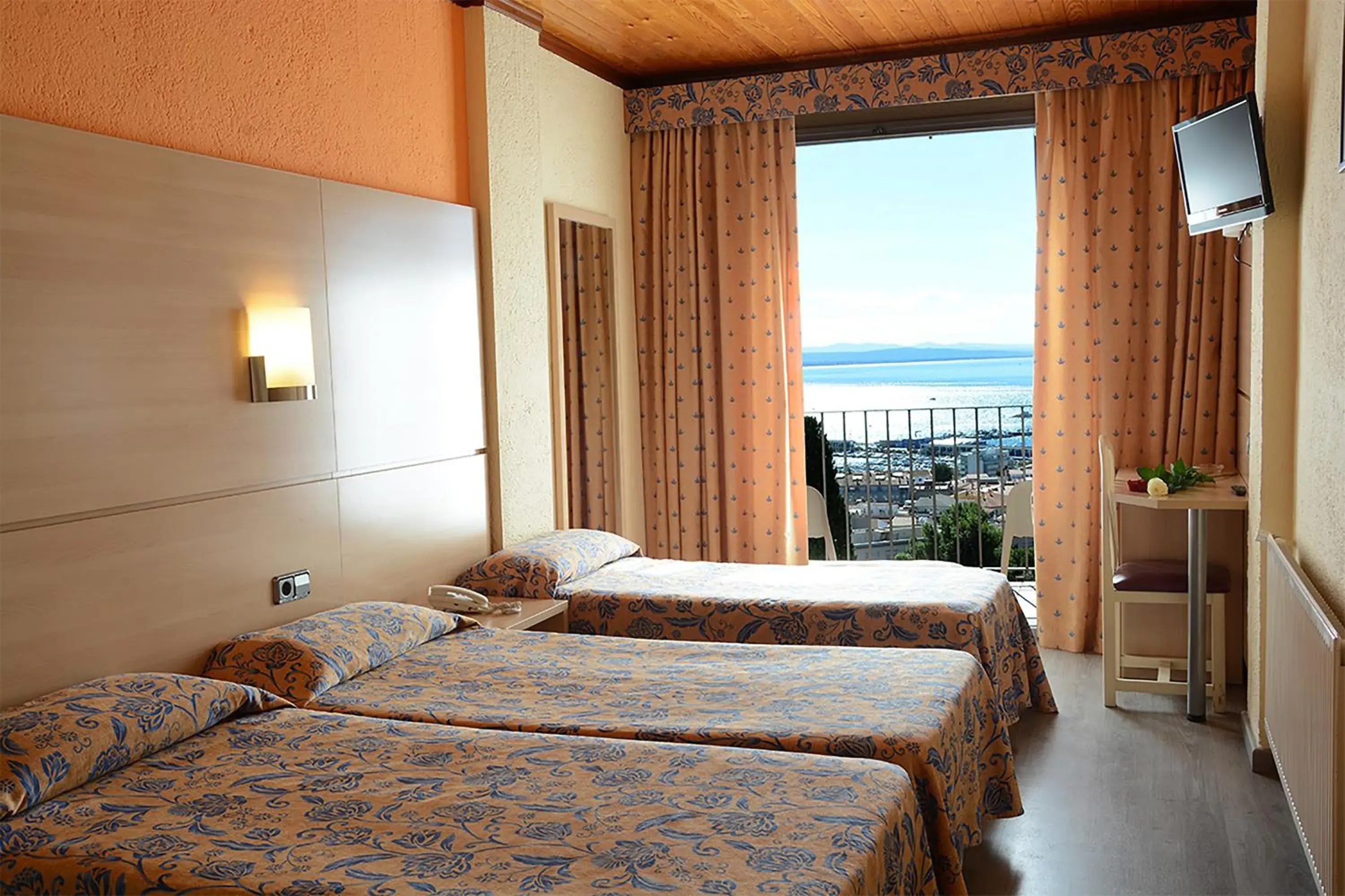 Triple Room in Hotel Grecs Triple Room in Hotel Grecs