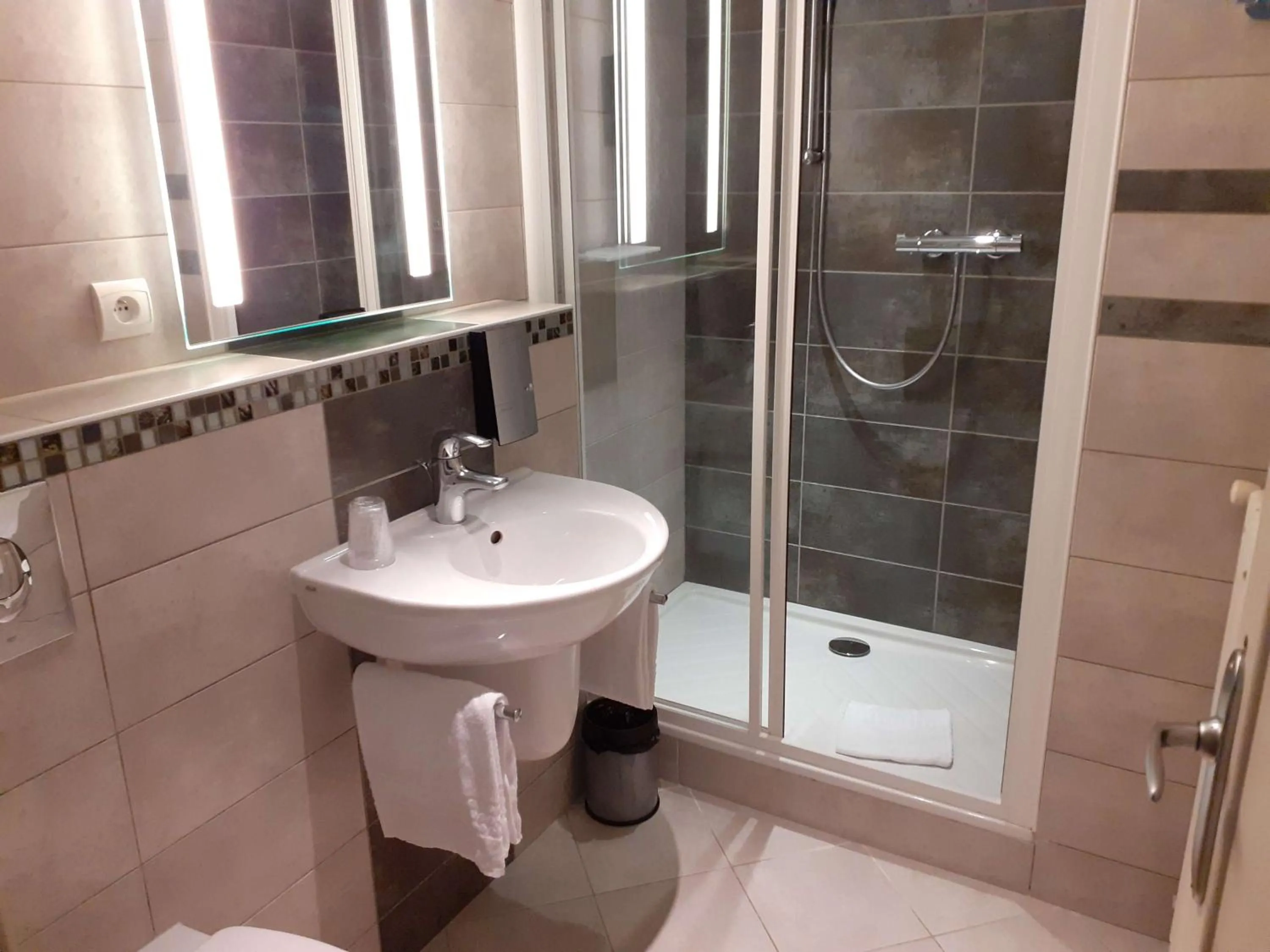 Bathroom in Hôtel du Nord