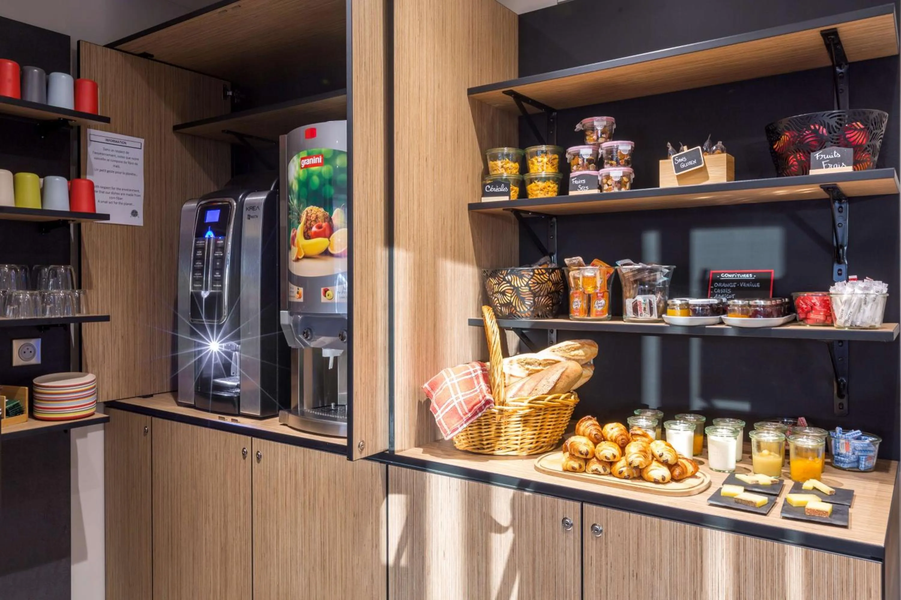 Restaurant/places to eat in Hôtel du Nord