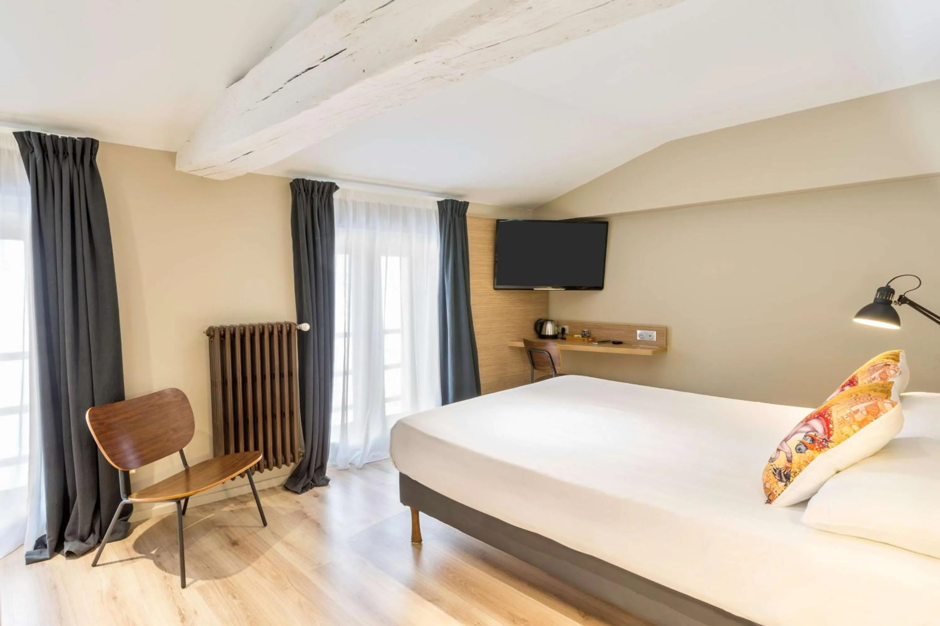 Photo of the whole room, Bed in Hôtel du Nord