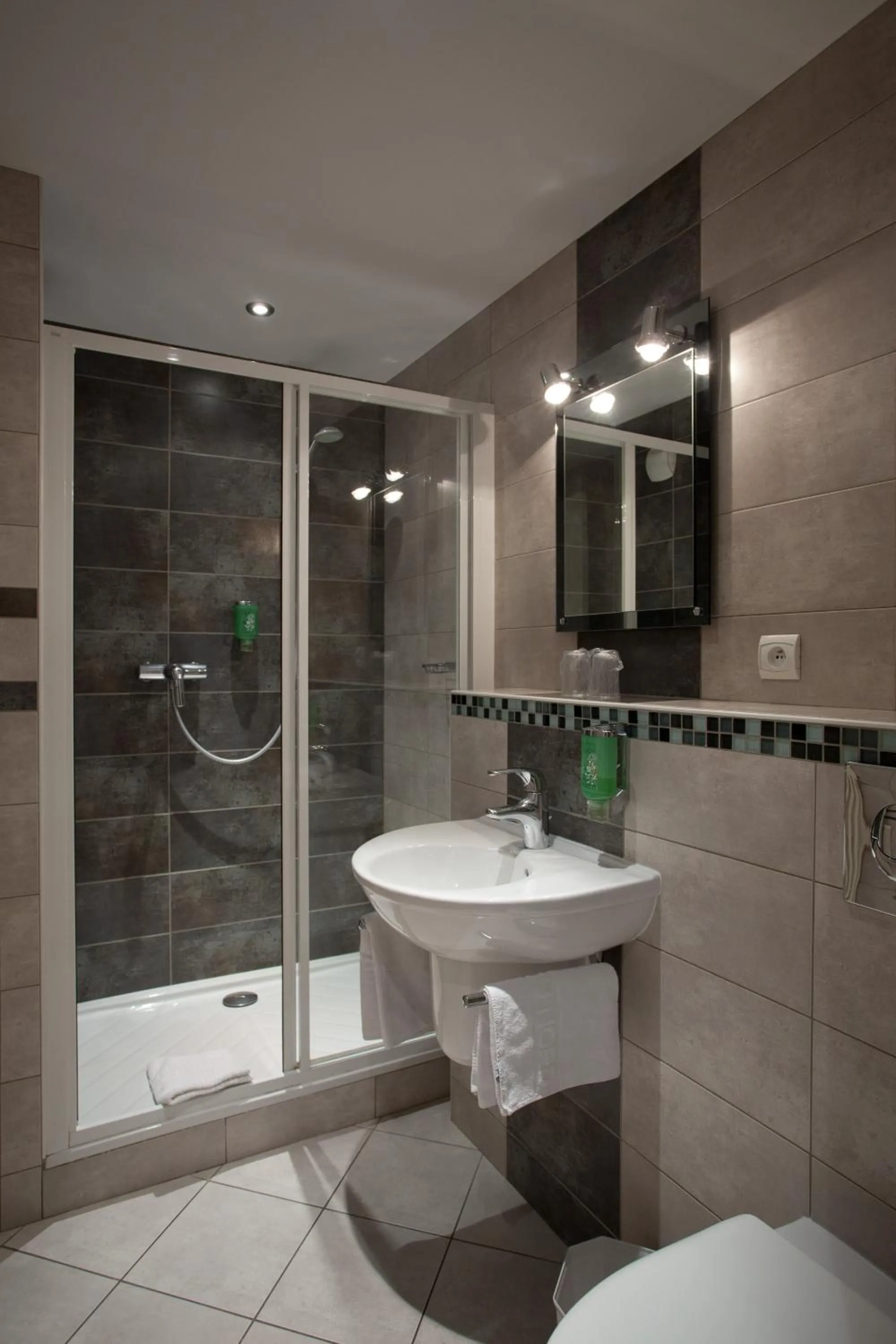Bathroom in Hôtel du Nord