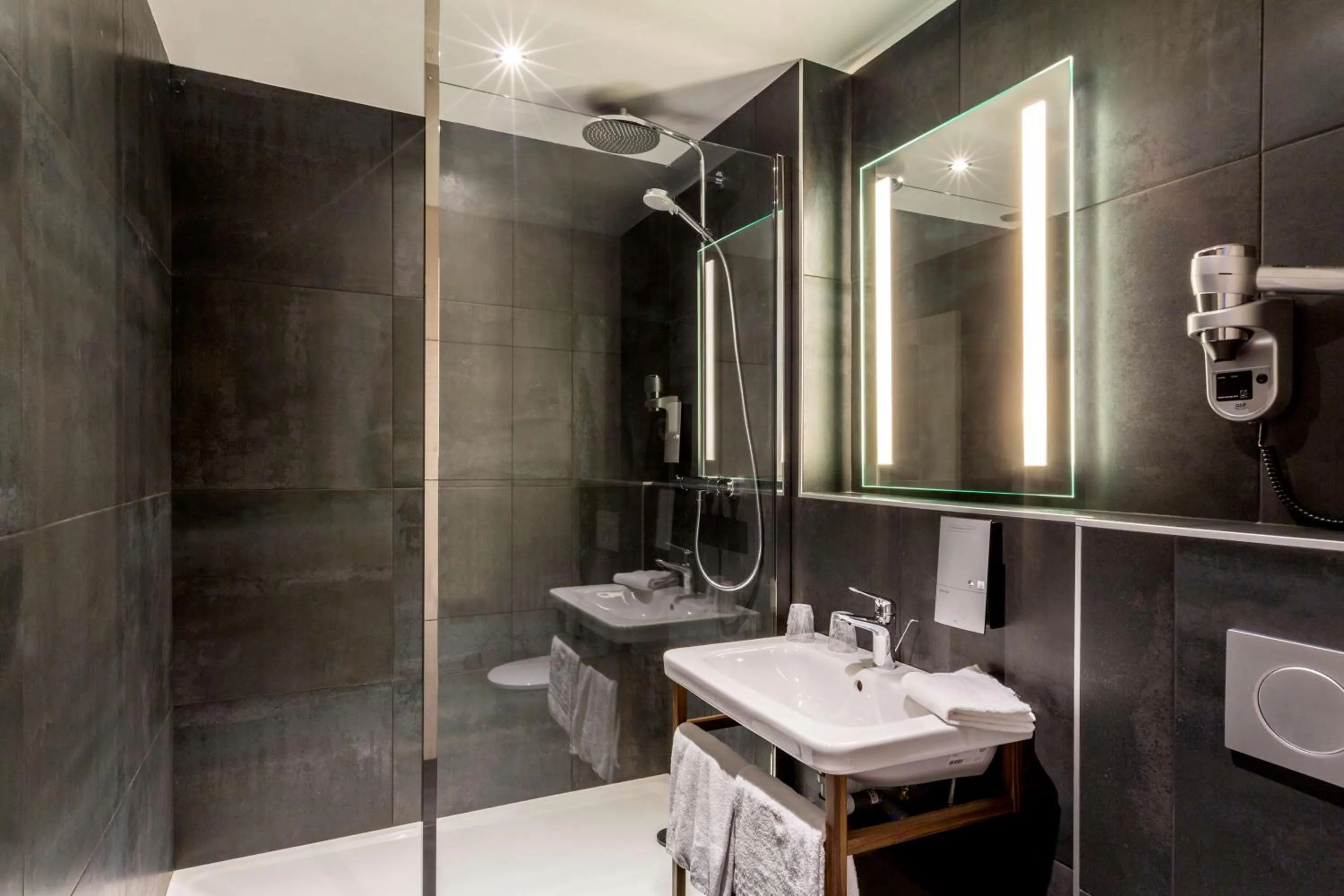 Bathroom in Hôtel du Nord