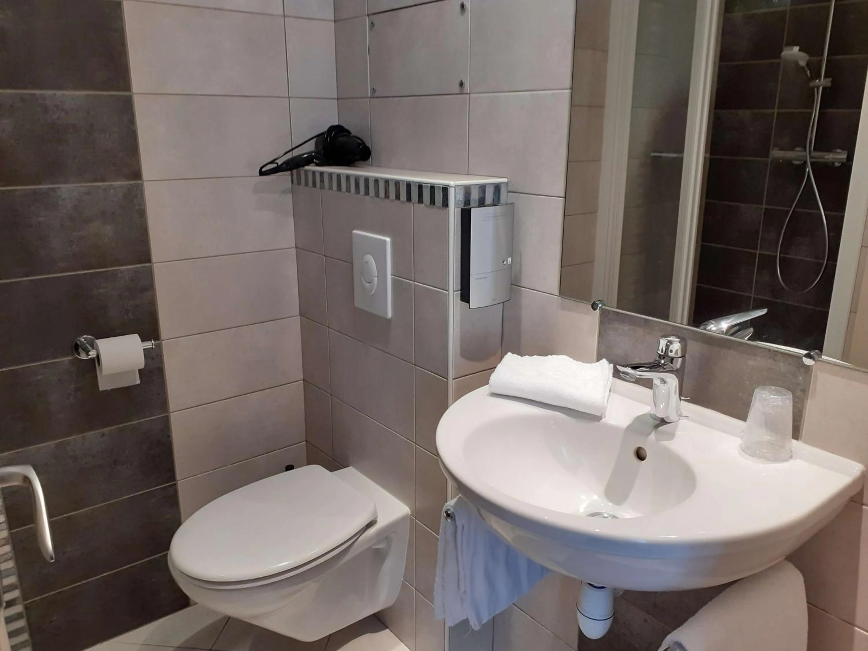 Bathroom in Hôtel du Nord