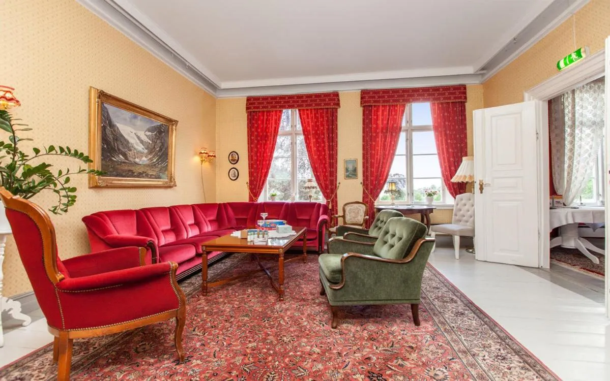 Living room, Bed in Fjordslottet Hotel