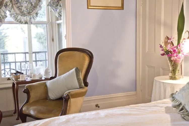 Drinks, Bed in Burnbank