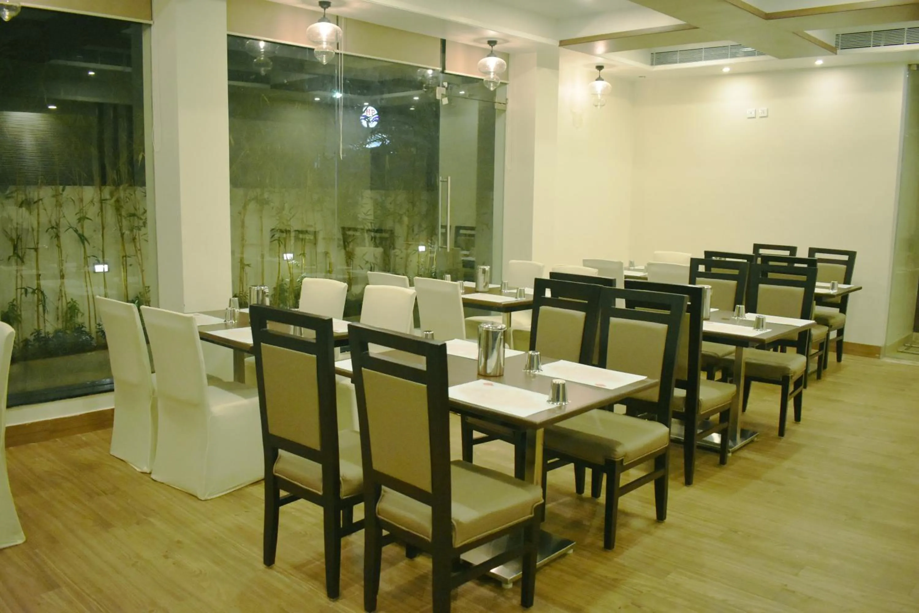 Restaurant/places to eat in Grand Arcadia